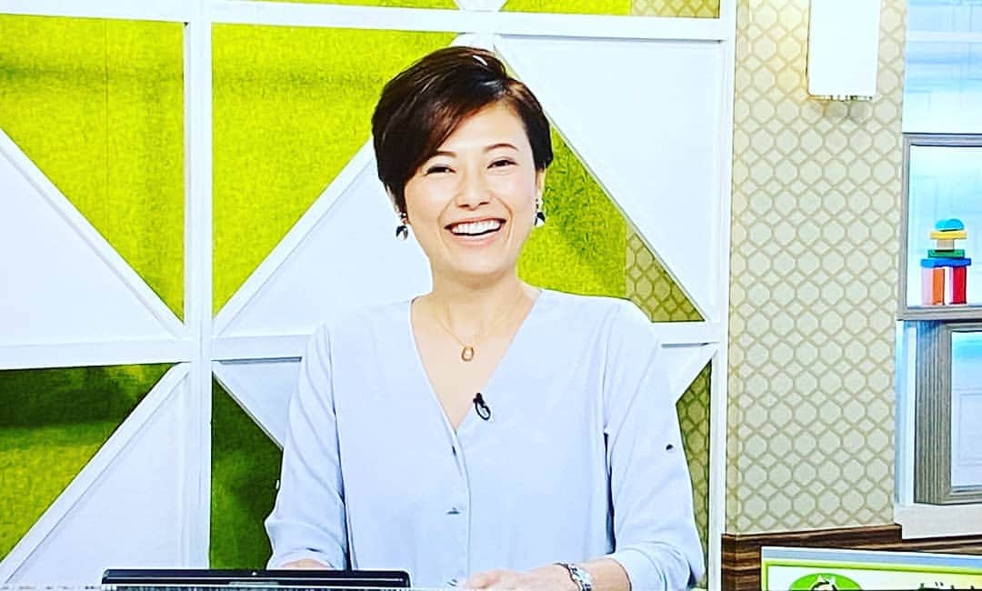 梅田陽子さんのインスタグラム写真 - (梅田陽子Instagram)「菊花賞後は、古谷さんと中継。 佐賀と盛岡でした。 ありがとうございます。  #先週の牝馬に続いて菊花賞も最後に悩んだ一頭をきってしまいました #三着抜け #コントレイル#三冠馬 #盛岡も牝馬三冠最終戦 #セシール #九州大賞典#グレイトパール #おめでとうございます #古谷剛彦 さん #梅田陽子 #梅田のアホ笑い」10月26日 11時59分 - yokoumeda