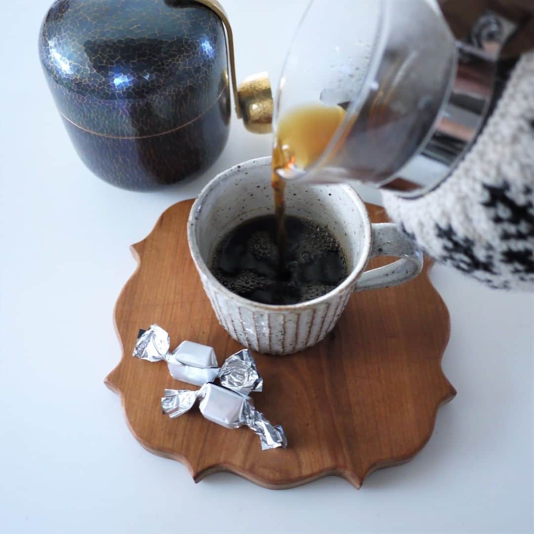 ムクリ［mukuri］さんのインスタグラム写真 - (ムクリ［mukuri］Instagram)「慎重に丁寧に、そして気兼ねなく。娘と愉しむ一杯の時間〜コーヒーが繋ぐ我が家の暮らし〜  キッチンから毎日漂うコーヒーの良い香り、 日々の疲れを癒してくれるコーヒーは 暮らしに欠かせないモノ。 だからこそ難しい事は考えず、気軽に楽しむのがいい。  そんな光景を見て育った娘さんが 3歳の頃に初めて覚えたハンドドリップ。 成長した今でもご夫婦の為にする娘さんのドリップは習慣になっています。  chiiさんにとってコーヒーの芳醇な香りは 心を優しくほぐしてくれ、 誰かに淹れてもらった味は格別なのだそうです。  お家で過ごす家族の時間が恋しくなる、 そんなコラムをぜひご覧下さい。  ▶︎ご紹介した記事 https://mukuri.themedia.jp/posts/6973201 「あの人の暮らしが素敵な理由」コーナーよりご覧いただけます。  #珈琲 #コーヒー #coffee #コーヒーのある暮らし #コーヒー好き #珈琲時間 #おうち時間 #キッチン #kitchen #台所 #coffeetime #器 #うつわ #器のある暮らし #キッチン雑貨 #北欧雑貨 #ケトル #暮らしの道具 #暮らし #暮らしを楽しむ #暮らしの編集 #丁寧な暮らし #マイホーム #注文住宅 #マンション暮らし #賃貸暮らし #食器棚 #日常 #日々の暮らし #ムクリ」10月26日 12時05分 - mukuri_official