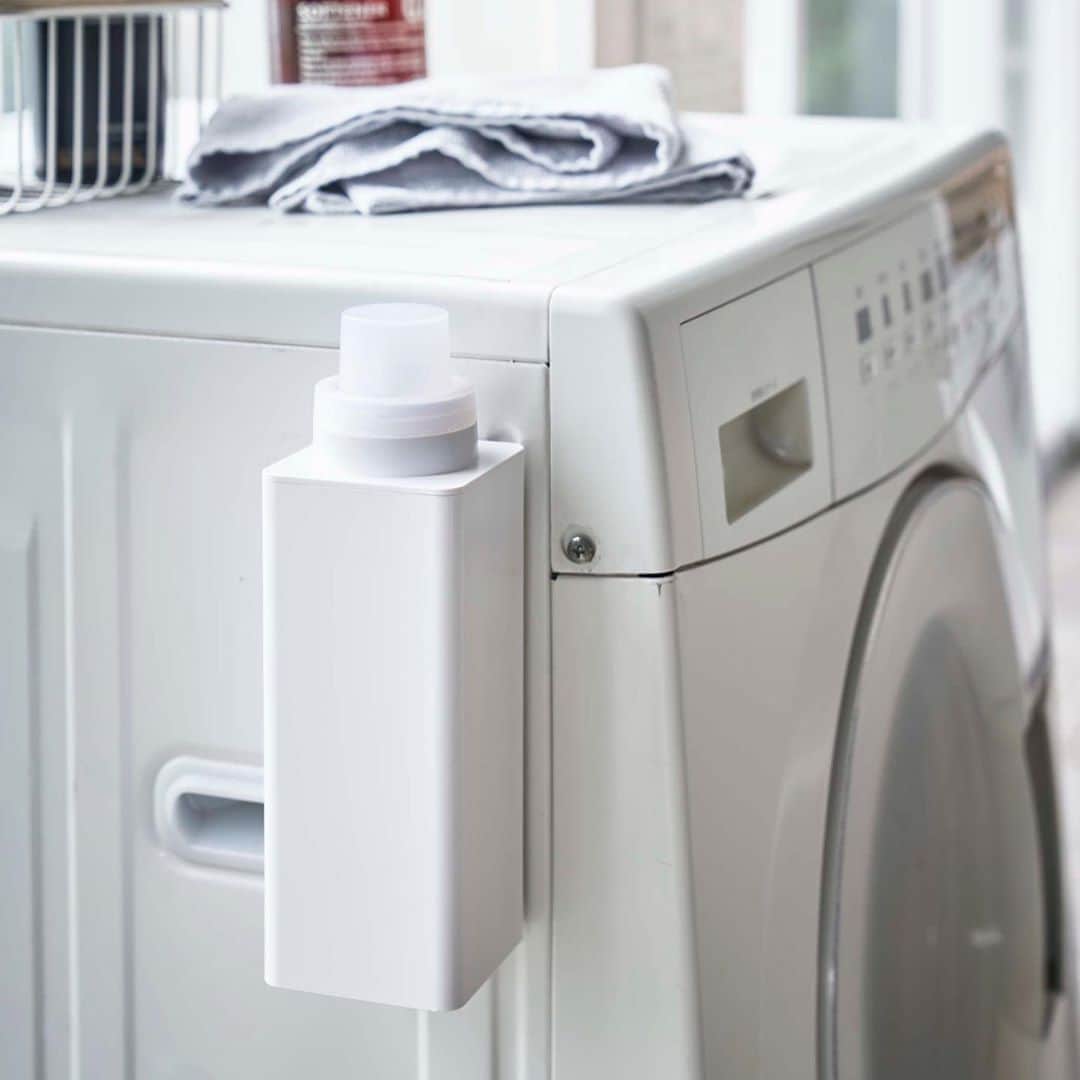 yamazaki_japanさんのインスタグラム写真 - (yamazaki_japanInstagram)「詰め替え作業が簡単！マグネットで洗濯機横に収納できる「マグネット詰め替え用ランドリーボトル タワー」のご紹介です。 . 使用頻度の高い物は使うものの近くに収納するのが1番便利！ このボトルはランドリー洗剤をマグネットで洗濯機横にくっつけて収納することができる時短アイテムなんです。 . ボトルの蓋を外すと間口が大きいので詰替えが楽！狭い入り口を狙って入れなくていいのでうっかりこぼしてしまう残念な事態を防ぐ事ができます。 分解して丸洗いしても水切りがしっかりとできるので衛生的◎ . デザインはシンプルで、形は正方形なのでデッドスペース無く複数個横に並べて置くことができます。 キャップの注ぎ口は液ダレしにくく液切れのいい形状。キャップは5ml刻みでメモリが入っていて40mlまで計量できます。 . インデックスシール付きなのでボトル側面、蓋の上などお好きな位置にシールを貼ってお使いいただけます。 洗濯洗剤、柔軟剤、漂白剤はもちろん、お風呂の入浴剤入れとしても便利です。 . ■SIZE：約W7×D7.2×H22cm　■容量　容器：500ml　キャップ：40ml ■耐熱温度：90℃ / 耐冷温度：-40℃ . --------------------------------- 山崎実業のコラムサイト「Simple Life Lab.」も運営中◎ 暮らしのアイデアや、漫画ヤマクマちゃんなど様々なコンテンツが掲載されています。 是非ご覧ください。 https://www.yamajitsu.co.jp/lab/ ---------------------------------　 . #home#towe#マグネット#マグネット収納r#ランドリーボトル#詰め替え#洗剤収納#洗剤#洗濯#洗濯機#ランドリー#ランドリー収納#収納術#整理整頓#整理収納#暮らし#丁寧な暮らし#シンプルライフ#おうち#北欧#北欧インテリア#ナチュラル#収納#シンプル#モダン#便利#おしゃれ #雑貨 #yamazaki #山崎実業」10月26日 12時00分 - yamazaki.home.channel