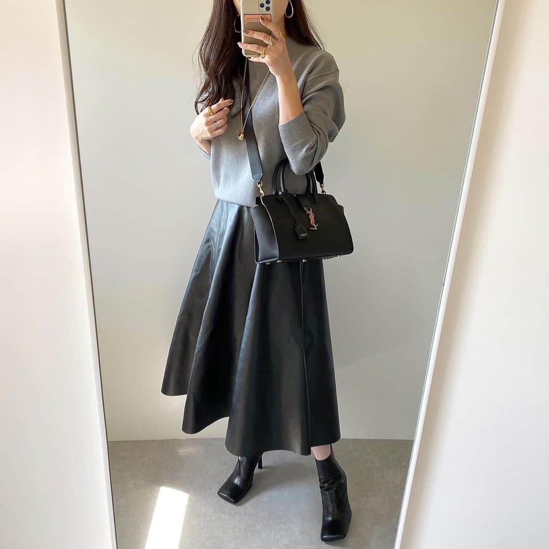 DHOLIC SNAPのインスタグラム：「@konacchan30さんの#dholicsnap⁠ 　⁠ SKIRT：@dholic_official⁠ 　⁠ 【LADIES+】⁠ #レザー調フレアスカート⁠ 全2色￥4,532(税込)⁠ 　⁠ みなさんもぜひ#dholicsnap をつけて⁠ コーディネートを投稿してください📸💕⁠ 　⁠ ※上記以外のご着用アイテムにつきましては品切れ商品、または、私物となります。⁠ 　⁠ #DHOLIC#dholicism#fashion#ootd⁠ #プチプラコーデ#今日のコーデ#今日の服⁠ #フレアスカート#レザースカート#トレンドコーデ⁠ #きれいめカジュアル#シンプル#スカートコーデ」
