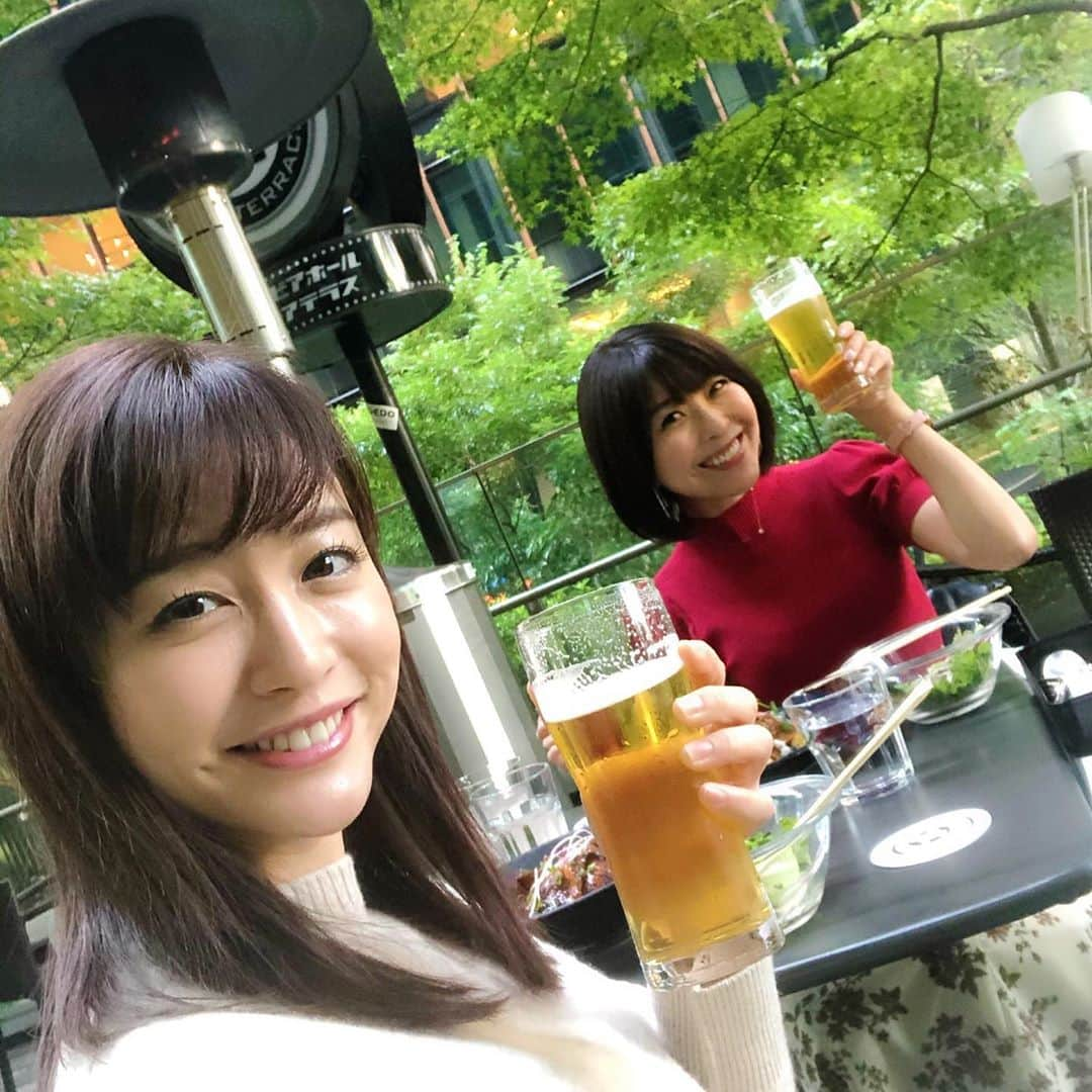 小尾渚沙さんのインスタグラム写真 - (小尾渚沙Instagram)「先日、えりなっちと昼ビールしました💓🍺 ２人とも朝から仕事頑張ったご褒美ールです🍺 青空のもとで飲むビールは最高ですね☀️ . 今日もすっきりとした秋晴れで気持ち良い〜！☀️🌾 今週も張り切っていきましょう〜😆💪🏽💪🏽 . . . #新井恵理那 @elina_arai #えくぼ #小尾渚沙 #フリーアナウンサー #アナウンサー #女子アナ #ビール大好き #小尾ールタイム #ご褒美ール #青学 #立教 #大学時代からのお友達 #japan #selfie #instagood #instalike #beer #beerlover #🍺」10月26日 12時00分 - obi_nagisa