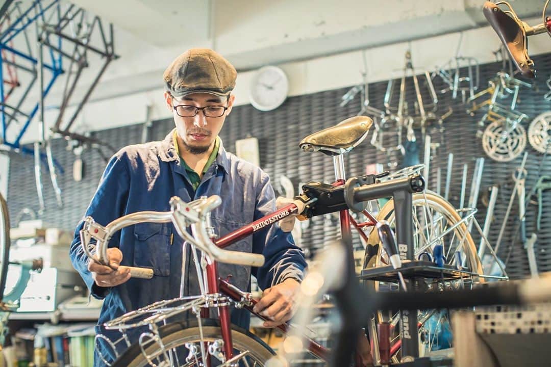 POPEYE_Magazineさんのインスタグラム写真 - (POPEYE_MagazineInstagram)「最近アメリカで注目されているランドナーって知ってる？ もともとはフランスが発祥で、日本では70年代中期に流行した。そんな古き良き自転車の専門店を福岡でオープンしたのが32歳の野田大介さん。「ロードバイクが体育会系ならこちらは文化系。荷物もたくさん積めるし、遠くまでゆっくり走れる」と魅力を教えてくれた。#popeyemagazine #myweekend」10月26日 12時01分 - popeye_magazine_official