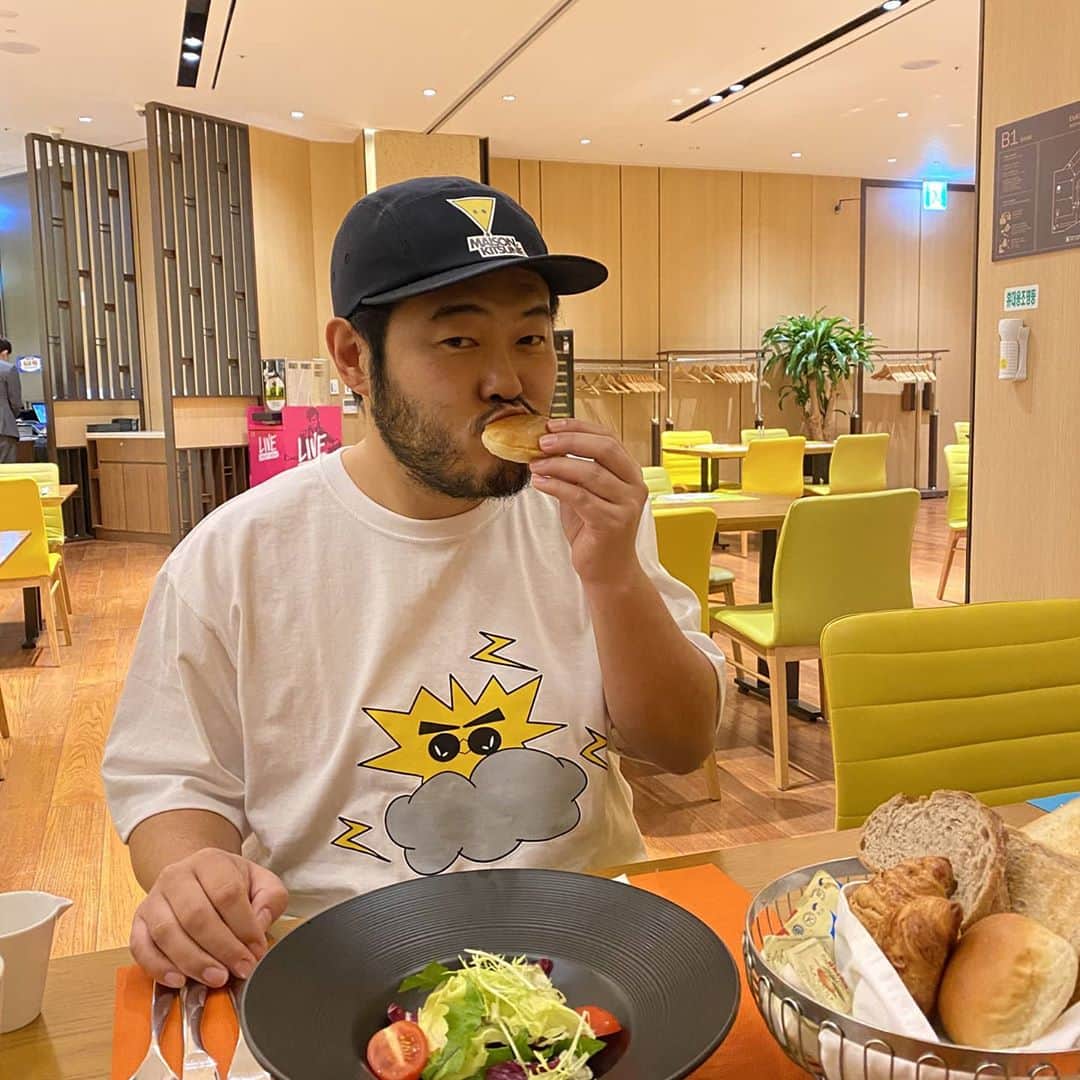 キム・ギバンのインスタグラム：「. 귀요미티셔츠! 왜이리 나랑 잘어울리지?ㅋ 동근아! @jjdaddy52 내 생각해서 만든 건 아니지??😆😆 . 우리나라 레젼드농구선수 양동근선수와 귀여운 딸!지원이가 함께 만든 티셔츠~ 농구선수가 만들어서 그런지 사이즈도 아주 넉넉하니 좋아요!!  . 양동근선수의 제2의 전성기를 기원하고 응원합니다!!  .  #아빠와딸이만든티셔츠 #사이즈완전넉넉합니다 #선물고마워잘입을께요 #조식에나온빵과찰떡쿵」
