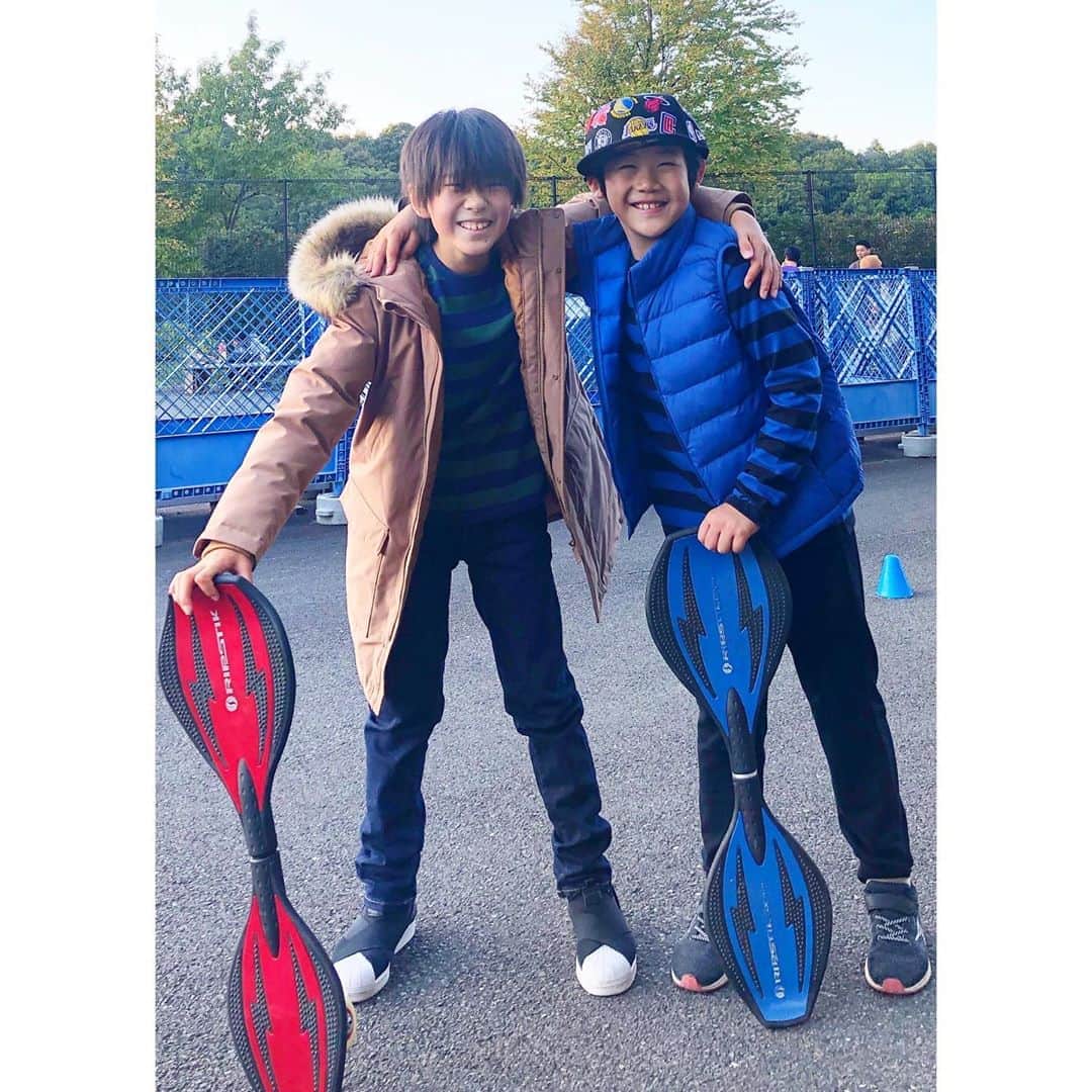 のインスタグラム：「☆☆☆ ・ ・ 昨日の公園kidsコーデ👦 さゆりちゃんの息子君もうちの息子も 全身UNIQLO‼️ 「UNIQLO KIDS&BABYGIFTBOX」 に入っていたアイテムを組み合わせたよ @l.lily1013  ・ ・ 本当に家族でお世話になっています 私も息子もユニクロの大ファン♡ 着心地も動きやすさもいいらしく息子服はほぼユニクロ ・ 私も季節の変わり目はユニクロに行って息子の服を調達しに行きます🤣 プチプラだから汚されてもイライラしないし シンプルなデザインが多いから本当に嬉しい ・ この日のコーデもスケボーにぴったりのオシャレコーデって褒めてもらえて嬉しそうでした ・ ・ ・ ・ ・ ・ ・ #uniqlo#uniqloginza #ユニクロキッズ #ユニクロキッズコーデ2020fw #uniqlokids2020fw #uniqlokidsbox #プチプラ#プチプラコーデ  #pr#uniqlokids #リンクコーデ #上下ユニクロ #小学生男子 #小学生コーデ #スケボー男子 #9歳 #9歳男子 #kidsfashion #kids #code#coordinate#ootd#instafashion #kidsstyle #むすこーで #むすこふく #息子コーデ」