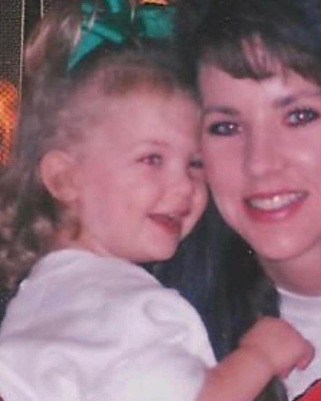アシュレイ・ベンソンのインスタグラム：「Happy birthday mom. You have been through so much this year and I am in awe of how strong you’ve been. Here’s to a new year of happiness and health and plenty of laughs. I love you @shannbenson」