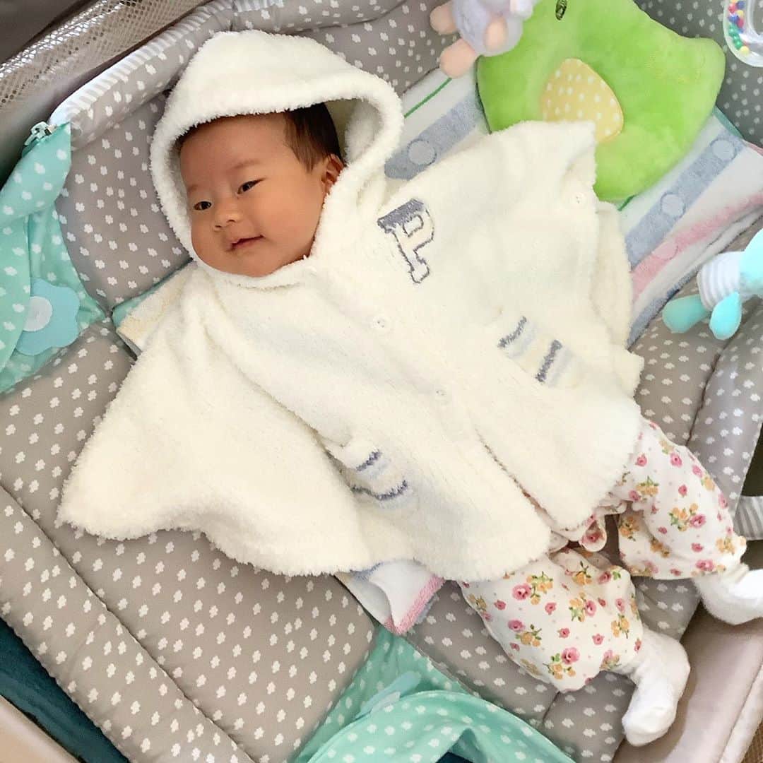 川面千晶のインスタグラム：「永二さんにいただいたポンチョめたくそ可愛い🌸 鼻血出た👃❤️  漂うクリオネ感🤱  #もうすぐ2ヶ月」