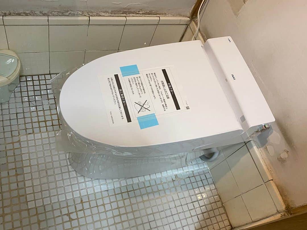 旅館 お多福さんのインスタグラム写真 - (旅館 お多福Instagram)「この度、旅館お多福は全ての館内トイレを和式の便器から洋式に変更しました。 コロナウィルス感染拡大防止の観点からも、お客様に清潔に使用していただけます。 便座は自動開閉の自動洗浄ですので、流し忘れ等もございません。 皆様、快適なトイレライフを…。 #岡山 #津山 #okayama #tsuyama #旅館 #鍋 #雉鍋 #キジ鍋 #ケンケン鍋 #そずり鍋 #黒豚しゃぶしゃぶ #出汁しゃぶ #お多福 #旅館お多福 #旅館deご飯 #旅館de宴会 #旅館gaえんじゃ #城下町 #津山城 #城下の宿 #城下町旅籠 #トイレ #リフォーム #洋式化」10月26日 12時09分 - ryokan_otafuku
