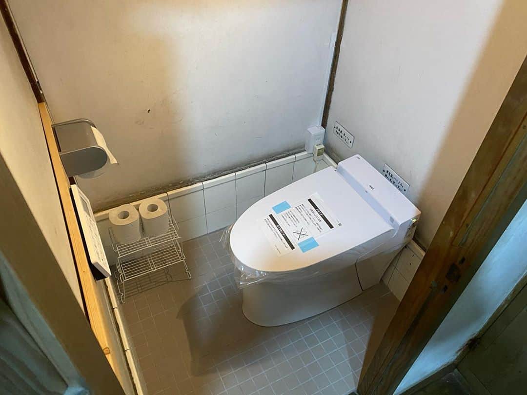 旅館 お多福さんのインスタグラム写真 - (旅館 お多福Instagram)「この度、旅館お多福は全ての館内トイレを和式の便器から洋式に変更しました。 コロナウィルス感染拡大防止の観点からも、お客様に清潔に使用していただけます。 便座は自動開閉の自動洗浄ですので、流し忘れ等もございません。 皆様、快適なトイレライフを…。 #岡山 #津山 #okayama #tsuyama #旅館 #鍋 #雉鍋 #キジ鍋 #ケンケン鍋 #そずり鍋 #黒豚しゃぶしゃぶ #出汁しゃぶ #お多福 #旅館お多福 #旅館deご飯 #旅館de宴会 #旅館gaえんじゃ #城下町 #津山城 #城下の宿 #城下町旅籠 #トイレ #リフォーム #洋式化」10月26日 12時09分 - ryokan_otafuku