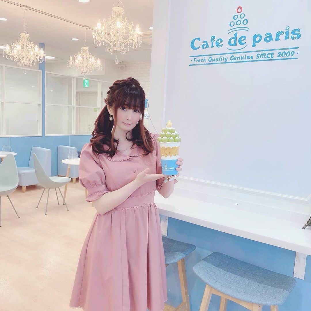 伊藤芽衣さんのインスタグラム写真 - (伊藤芽衣Instagram)「公認インスタグラマーを﻿ させていただいている﻿ Cafe de paris ﻿ （@cafedeparis_japan ）﻿ ラフォーレ原宿店♡﻿ ﻿ 久しぶりにお邪魔できました…♡﻿ ﻿ いま時期のおすすめは﻿ めいちは﻿ ダブルボンボン！﻿ ﻿ 最近は﻿ とても忙しいまいにちなのですが﻿ ﻿ カフェドパリさんの﻿ ボンボンは﻿ そんなまいにちへの﻿ ご褒美スイーツです♡﻿ ﻿ 内装もかわいくて﻿ 大好きです♡﻿ ﻿ ロゴとシャンデリアが﻿ 一緒に撮影できる﻿ このスポットが﻿ おきにいり…！﻿ ﻿ ﻿ ♡♡♡♡♡﻿ ﻿ ﻿ #カフェドパリ #cafedeparis ﻿ #カフェドパリ公認インスタグラマー﻿ #カフェドパリ原宿店 #カフェドパリジャパン﻿ #韓国スイーツ #スイーツ女子 #スイーツ部﻿ #原宿カフェ #ラフォーレ原宿﻿ #フルーツボンボン #東京スイーツ ﻿ #フォトジェニックカフェ ﻿ #ロディスポット　#lodispotto﻿ #ガーリーコーデ　#ヘアアレンジ」10月26日 12時17分 - itoumei