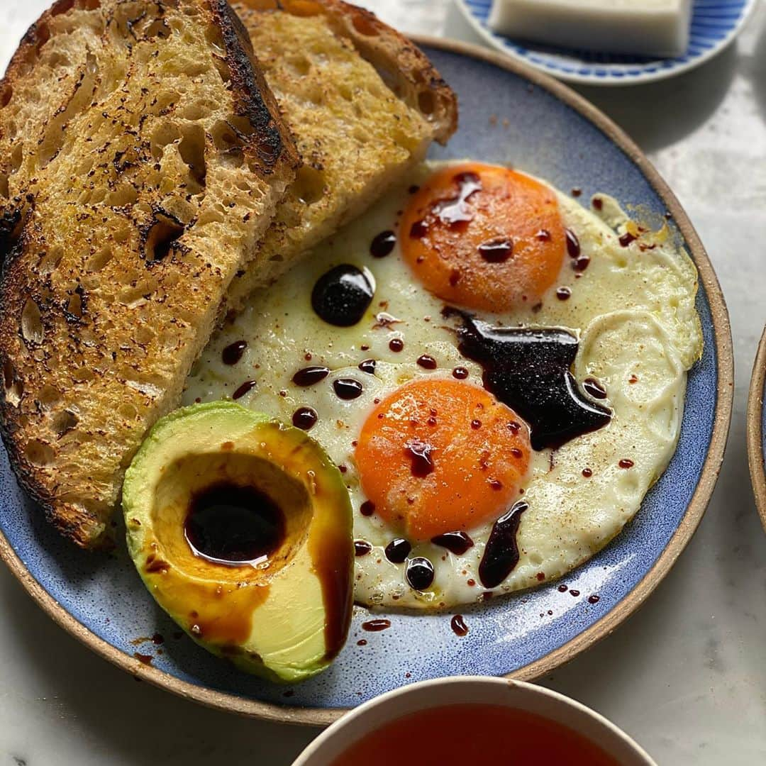 Symmetry Breakfastさんのインスタグラム写真 - (Symmetry BreakfastInstagram)「Fried eggs and toast, with handmade soy sauce from our weekend visit to Anchang 安昌 a suburb town of Shaoxing. We got to go behind the scenes at 仁昌 Renchang to see how they’ve been making soy sauce for 11 generations. The little cakes are made of rice, filled with red bean and flavoured with osmanthus with the left saying 安 and the right saying 昌 the name of the town. Full video is being developed for YouTube and coming soon, #itsnotacookingshow #symmetrybreakfast」10月26日 12時18分 - symmetrybreakfast