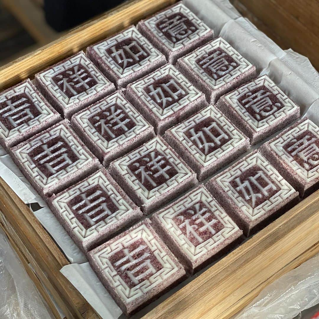 Symmetry Breakfastさんのインスタグラム写真 - (Symmetry BreakfastInstagram)「Fried eggs and toast, with handmade soy sauce from our weekend visit to Anchang 安昌 a suburb town of Shaoxing. We got to go behind the scenes at 仁昌 Renchang to see how they’ve been making soy sauce for 11 generations. The little cakes are made of rice, filled with red bean and flavoured with osmanthus with the left saying 安 and the right saying 昌 the name of the town. Full video is being developed for YouTube and coming soon, #itsnotacookingshow #symmetrybreakfast」10月26日 12時18分 - symmetrybreakfast