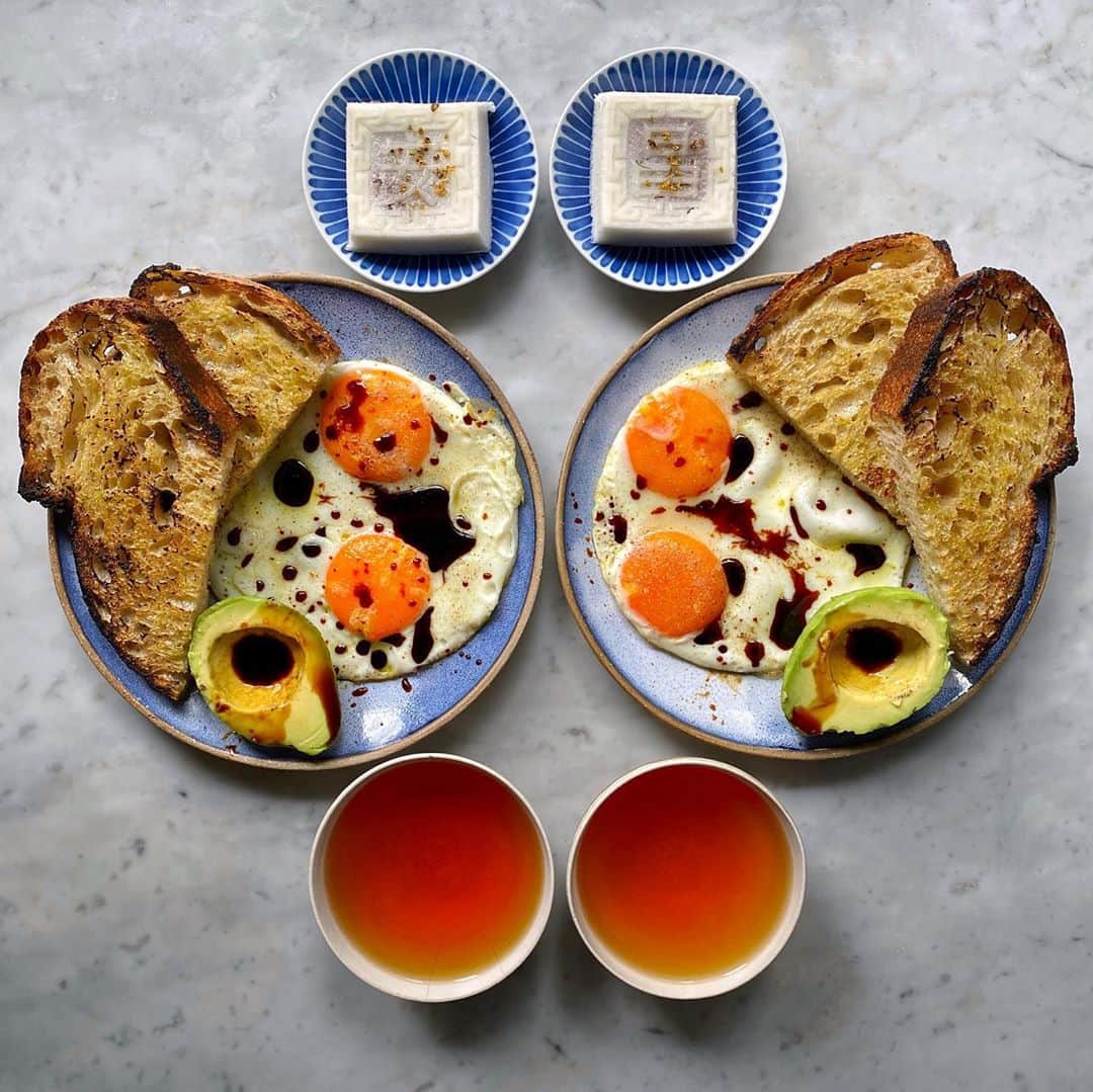 Symmetry Breakfastのインスタグラム：「Fried eggs and toast, with handmade soy sauce from our weekend visit to Anchang 安昌 a suburb town of Shaoxing. We got to go behind the scenes at 仁昌 Renchang to see how they’ve been making soy sauce for 11 generations. The little cakes are made of rice, filled with red bean and flavoured with osmanthus with the left saying 安 and the right saying 昌 the name of the town. Full video is being developed for YouTube and coming soon, #itsnotacookingshow #symmetrybreakfast」