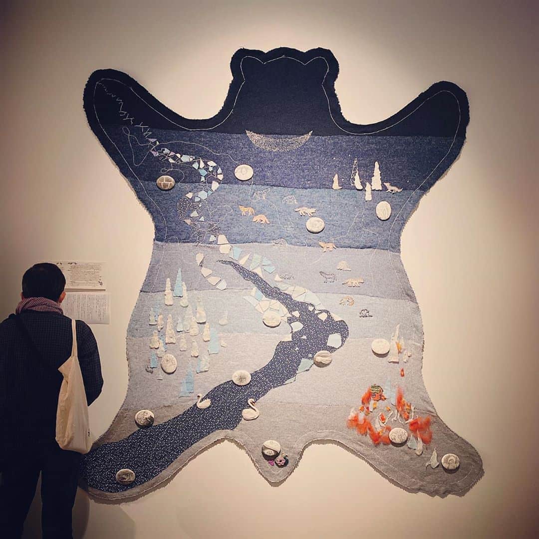 のインスタグラム：「ものすごく刺激的な展覧会でした。生、命、もしくは生活や自然とアートとのつながりを感じさせる。  #otekomachi #大手小町 #鴻池朋子 #アーティゾン美術館 #現代アート #アート展 #アートを楽しむ #アートのある暮らし #アートにふれる #アート好き #アート好きな人と繋がりたい」