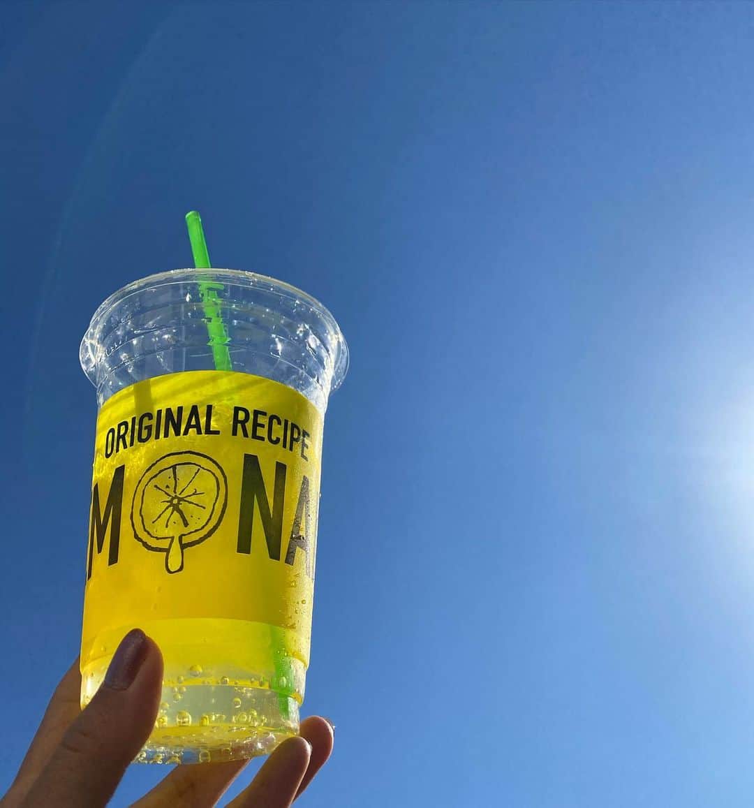 根岸愛のインスタグラム：「🍋☀️🍋 昨日の雲ひとつない 青空🥰 今日晴れてて嬉しい🌞✨ #whether #lemonade #lemon #drink #sun #空 #レモネード」