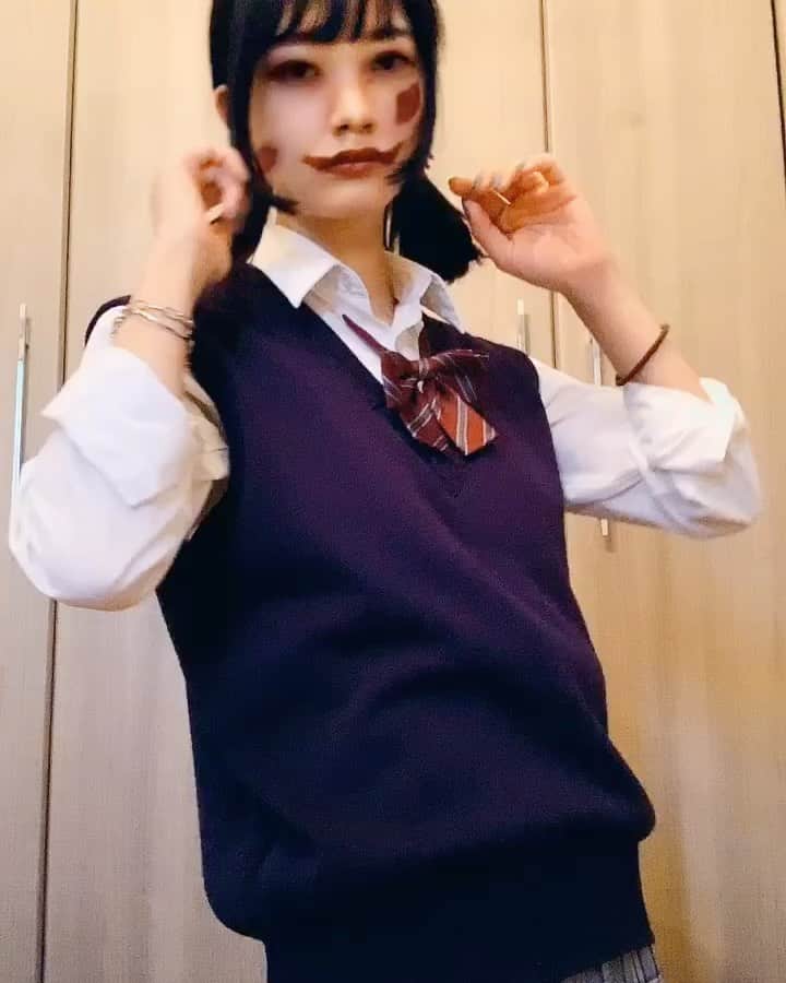 横山真夕のインスタグラム：「‪リゼクリニック様(@rizeclinic)とハロウィン🎃コラボ👻 ‪（（またTwitterにて、「RT数」競ってます！ Twitter IDインスタと一緒だよー！））‬ ‪RAY掲載権かけて！  普段抵抗あるけどせっかくなので制服×ゾンビメイクやってみました🙇‍♂️🙇‍♂️🙇‍♂️ ‪ #リゼハロウィン ‪#リゼクリニック #恐ろしいほどリゼで美しく  ‪ https://bit.ly/3glvixj ‬」