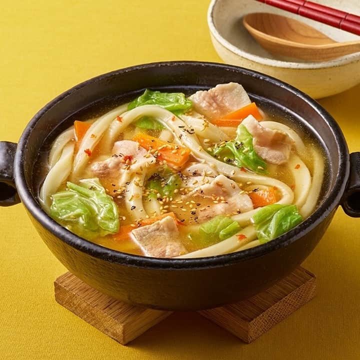 のインスタグラム：「【豚バラキャベツの旨辛鍋うどん】 . 人気料理研究家　#山本ゆりさん（@yamamoto0507）考案！ 凍ったままの冷凍うどんを煮込んで簡単おいしい！ ＝＝＝＝＝﻿ レシピを作って参加できる #ラクうま冷凍うどん キャンペーンを実施中！ 詳しくはホーム画面から「キャンペーン」ハイライトをご覧ください。 ＝＝＝＝＝﻿ . ▼材料（1人分） ❁冷凍「丹念仕込み 本場さぬきうどん」：1玉 ❁豚バラ薄切り肉（4cm長さに切る）：50g ❁キャベツ（ざく切り）：1枚 ❁にんじん（薄い短冊切り）：1/4本 ［A］ ❁鶏がらスープの素（顆粒）：小さじ2 ❁めんつゆ（2倍濃縮）：小さじ2 ❁みそ：小さじ2 ❁豆板醤：小さじ1/4 ❁水：400ml ［お好みで適量］ ❁白炒りごま（すりごまでも可） ❁粗びき黒こしょう . ▼作り方 ①鍋にAとにんじんを入れ、煮立ったら豚肉とキャベツを加え、1～2分煮る . ②内袋からはずした凍ったままの「丹念仕込み 本場さぬきうどん」を加えて煮る . ③お好みでごま、黒こしょうをふって召し上がれ . #うどん #udon #冷凍うどん #さぬきうどん #うどん部 #うどん好き #レシピ #おうちごはん #おうちランチ #お昼ごはん #簡単レシピ #時短料理 #簡単ごはん #家庭料理 #アレンジレシピ #豚バラキャベツの旨辛鍋うどん #デリスタグラム #foodstagram #今日のごはん #TableMark #テーブルマーク」