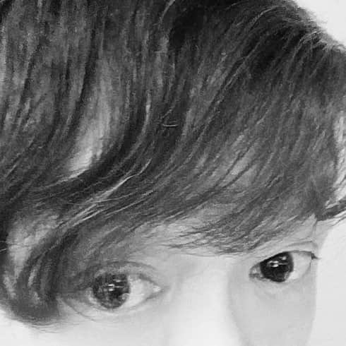 松本隆博のインスタグラム：「。 髪の毛めちゃ伸びた。 忘れてて、 ふっと鏡見た時に、 驚く時ある(◎-◎;)! こわ😱っ。。  ビビりなのだ… (￣▽￣;)  ～人生遊歩道～」