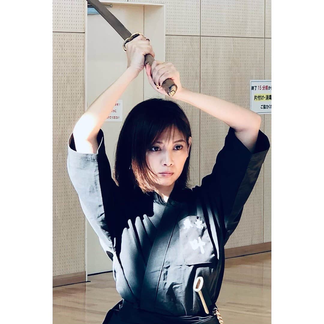 のインスタグラム：「今日のお稽古。  刀を持ってる時、刀のことしか考えない。  そういう時間が好きだ。  「心・技・体」合わせて真剣を振る。  それが本当に難しいのだけど、シンプル。  もっと落とし込みたい。 もっと自然に。  #抜刀道 #抜刀娘  #刀 #真剣  #武術 #武士道  #japaneseculture  #sword #japanese  #japanesegirl  #japanesespitz」