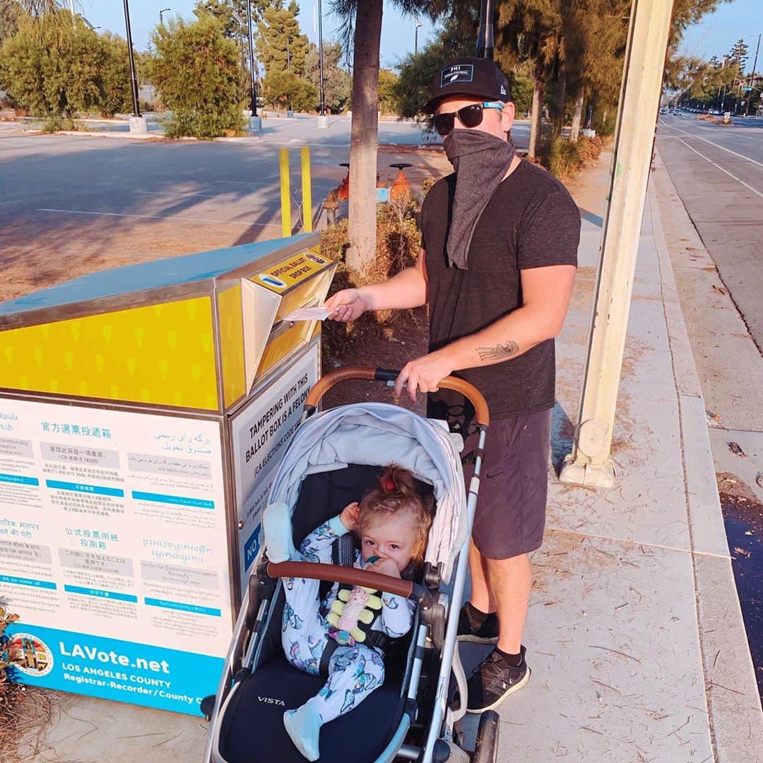 マイケル・グラント・テリーのインスタグラム：「We voted a few weeks ago. I thought this was the most important election of MY life... I was wrong. For my daughter, for my step sons, for women, LGBTQ rights, science (I can’t believe I’m even fucking writing this!?), climate change, #blacklivesmatter ... BLACK LIVES FUCKING MATTER!!! And please, for a president who isn’t caked in bronzer. #vote」