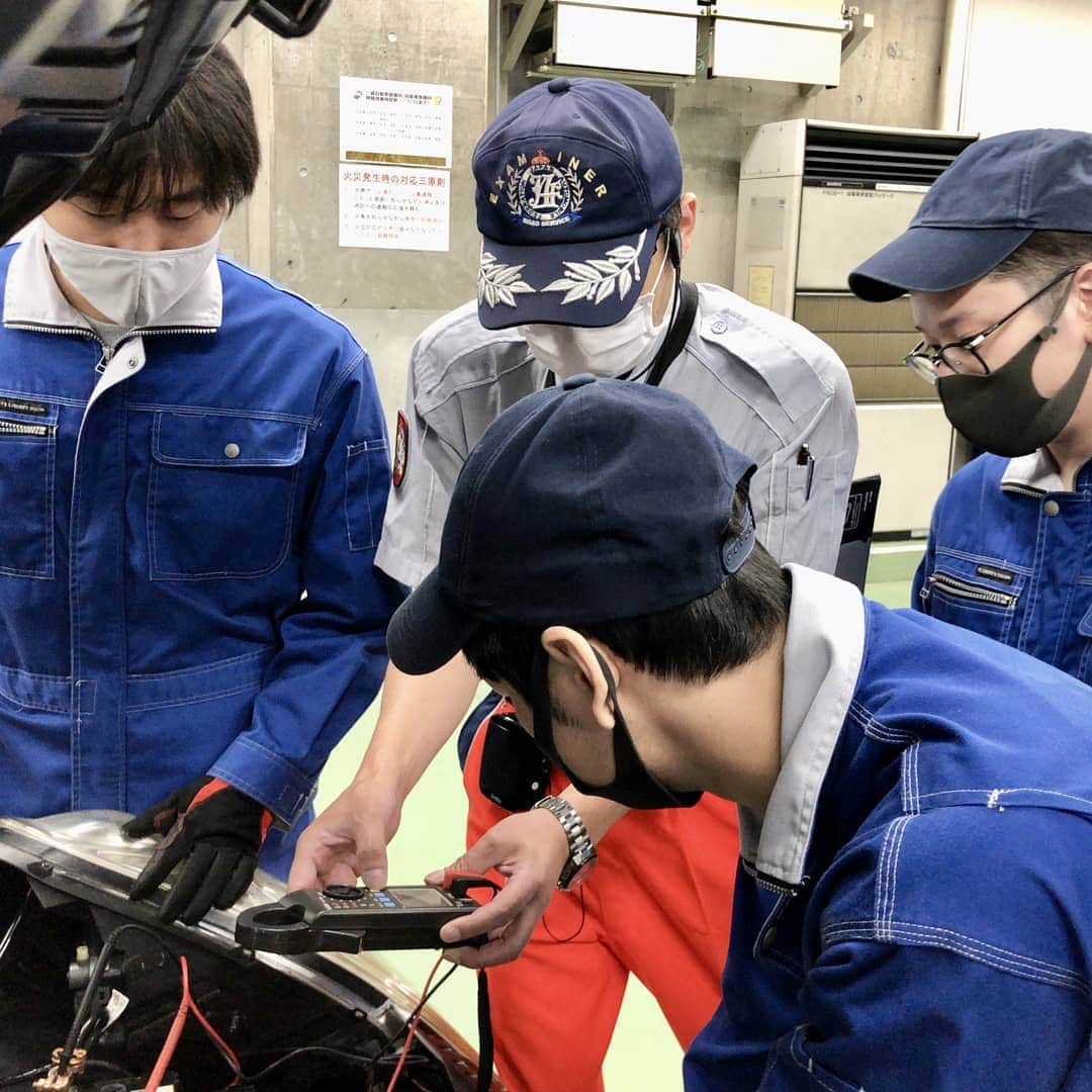 日本工学院さんのインスタグラム写真 - (日本工学院Instagram)「一級自動車整備科・自動車整備科の企業特別実習の一コマ❗ . 日本自動車連盟の方を特別講師にお招きし、カーレスキューについて学びました🚗 . . 「#日本工学院」をチェック！！ 学生が投稿したリアルな日常風景を見ることができますよ！ . . #nihonkogakuin #専門学校 #日本工学院八王子専門学校 #日本工学院専門学校 #教職員投稿写真 #一級自動車整備科 #自動車整備科 #若きつくりびと #自動車整備士 #自動車整備士の道 #メカニック #ものづくり #自動車 #車好き #車好き男子 #車好き女子  #1級整備士 #2級整備士 #ロードサービス #メンテナンス #レッカー」10月26日 12時48分 - nihonkogakuin