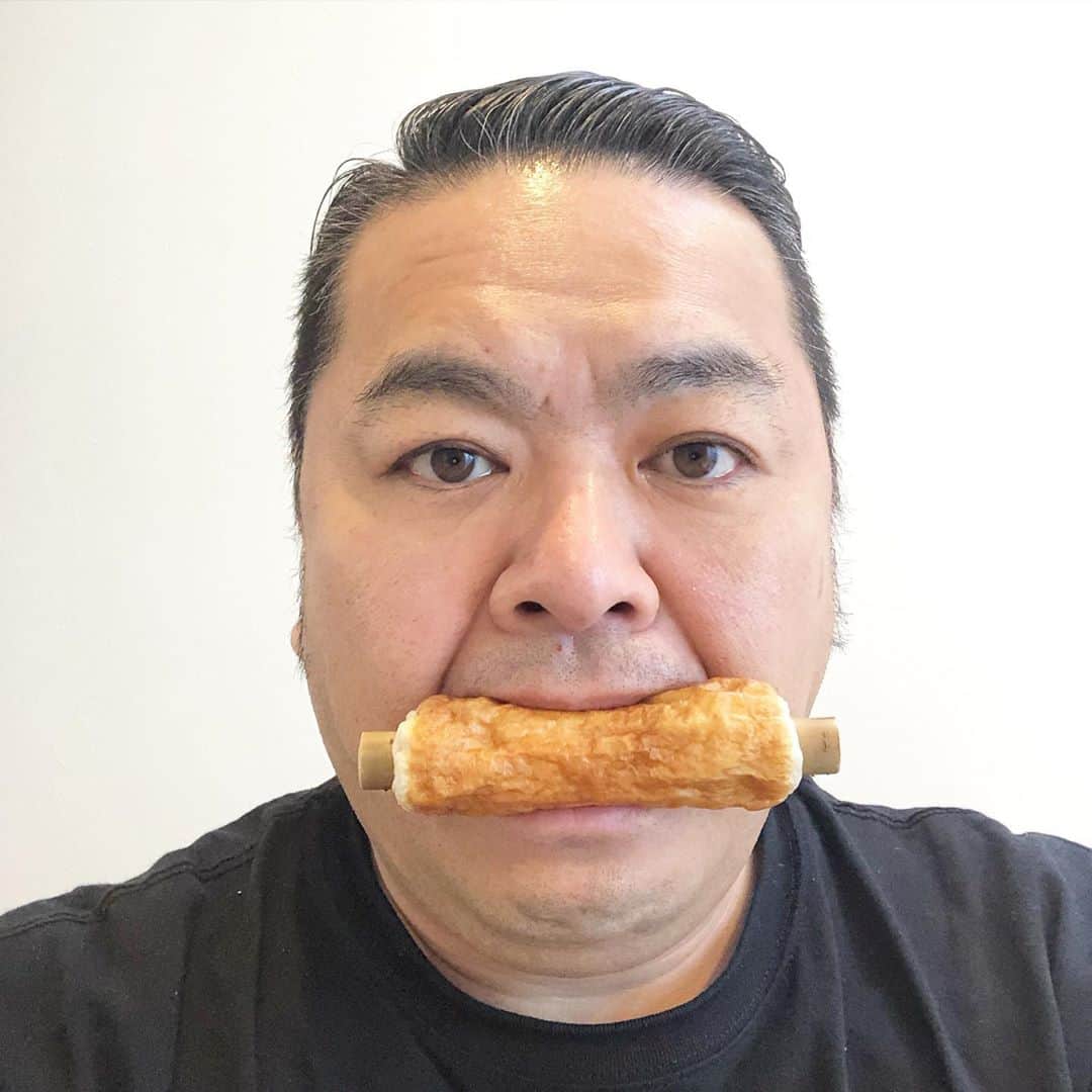 大地洋輔のインスタグラム：「ご近所さんのお土産の竹ちくわ美味しかったです。  咥えてみたら、禰豆子になるかな？ってやってみたら、禰豆子にならなかったよ。 獅子丸だったよ。 なんでだろ？  竹ちくわだからかな？ 僕が悪いのかな？  #鬼滅の刃 #禰豆子 #禰豆子コスプレ #獅子丸 #ハットリ君 #本当すみません」