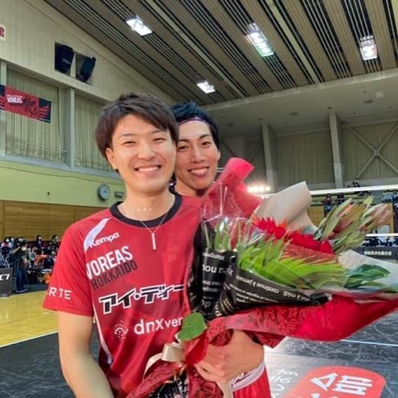 越川優さんのインスタグラム写真 - (越川優Instagram)「2020-21 Vリーグ Division2 開幕戦 森山病院presents #ヴォレアス北海道 1st ホームゲームにご来場頂きました皆様、今大会に関わった全ての方々、本当にありがとうございました☺️  制限がある中での開催となっておりますが、ヴォレアス北海道のホームゲームは、まだまだ続きます✨  次節（第二節）は、 11月7日（土）vs兵庫デルフィーノ 8日（日）vsつくばユナイテッドサンガイア  ＊両日とも、 13:30〜 砂川市総合体育館  『 #超戦 』は、始まったばかり‼️ これからも応援よろしくお願いします😊  たくや（ @taku_1025 ）誕生日おめでとう🎂🎉 #24歳になりました #くそがき  #むっちゃ期待してる  #僕は36歳 #誕生日ではない  でも #めでたい事には便乗✌️   #ヴィアティン三重  #サフィルヴァ北海道  #長野ガロンズ  #森山病院 prsents #ホームゲーム  #旭川市  #戸田拓也  #越川優」10月26日 12時48分 - yu_koshikawa