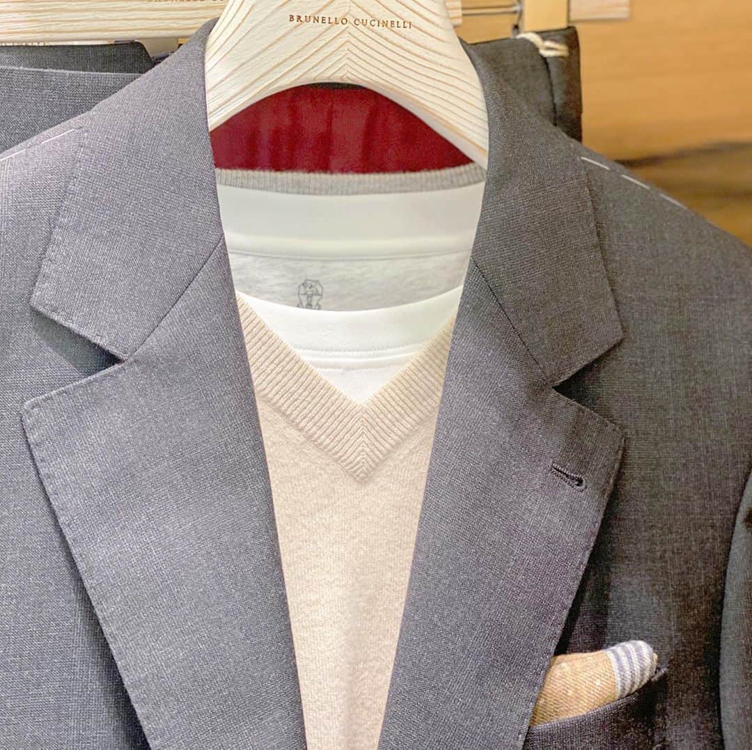 のインスタグラム：「ナチュラルショルダーのベーシックなグレースーツも、クルーネックの白いTシャツにVネックのカシミアニット、カシミアのポケットチーフを挿すだけで、グッとカジュアルスポーティな印象に。ライトグレー、ベージュ、白といったブルネロ・クチネリらしいニュートラルカラーの色合わせが美しいですね。靴はもちろんブラウンで！  @brunellocucinelli  @brunellocucinelli_brand  #brunellocucinelli  #ブルネロクチネリ @yoshimasa_hoshiba  #yoshimasahoshiba  #干場義雅 @forzastylecom  #forzastylecom  @minimalwardrobe_official」