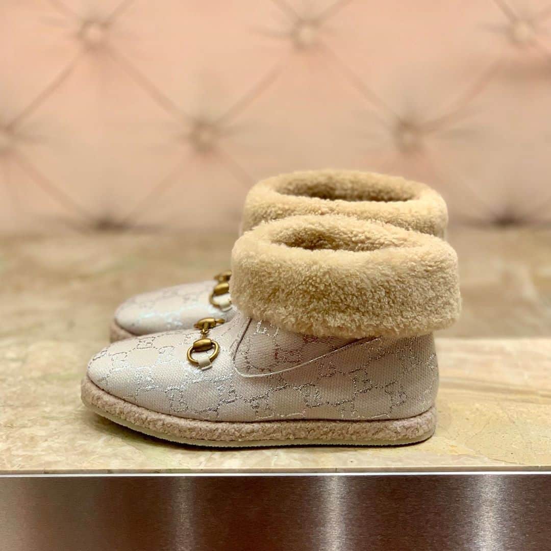 HANKYU.MODEさんのインスタグラム写真 - (HANKYU.MODEInstagram)「GUCCI AW COLLECTION At 4F Shoes Gallery #Hankyu #HANKYUMODE #umedahankyu #阪急うめだ本店 #うめだ阪急 #阪急百貨店 #osaka #umeda #mode #gucci #グッチ #シューズ #ローファー #ブーツ」10月26日 12時46分 - hankyumode