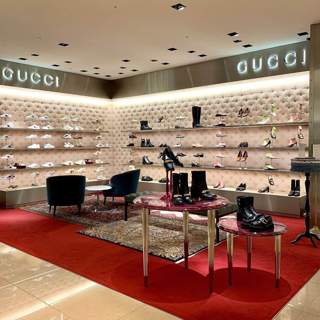 HANKYU.MODEさんのインスタグラム写真 - (HANKYU.MODEInstagram)「GUCCI AW COLLECTION At 4F Shoes Gallery #Hankyu #HANKYUMODE #umedahankyu #阪急うめだ本店 #うめだ阪急 #阪急百貨店 #osaka #umeda #mode #gucci #グッチ #シューズ #ローファー #ブーツ」10月26日 12時46分 - hankyumode