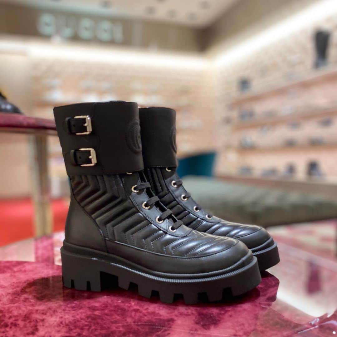 HANKYU.MODEさんのインスタグラム写真 - (HANKYU.MODEInstagram)「GUCCI AW COLLECTION At 4F Shoes Gallery #Hankyu #HANKYUMODE #umedahankyu #阪急うめだ本店 #うめだ阪急 #阪急百貨店 #osaka #umeda #mode #gucci #グッチ #シューズ #ローファー #ブーツ」10月26日 12時46分 - hankyumode