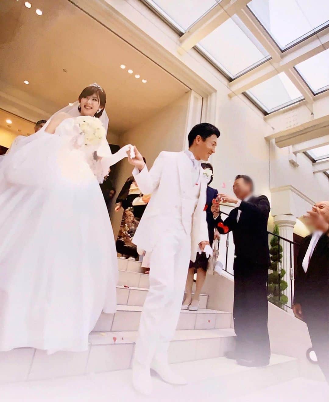 井上麻衣さんのインスタグラム写真 - (井上麻衣Instagram)「結婚してから早くも7年💍 写真を見返すといつも思うことがあって 式場の準備とかお花、ケーキ、ドレス選び することが多すぎて結婚式って挙げる前が1番大変なんだ って贅沢な悩みをしてたなぁ。。😂  そんな結婚式の悩みを解決してくれる新サービス @omotenashi_bridal が オープンしたみたい💓 . .  おもてなしブライダルは結婚式場探しの相談カウンター！ 自己満足ではなく、ゲストが心から楽しめる、 ゲスト満足のためのサービスを提案してくれるみたい。  ゲスト満足度アンケートをもとに、 ゲストが感じた結婚式への不満を事前に教えてくれるの。 ゲストの不満やストレス、結婚式に対して感じている ネガティブな要素をくみ取った状態で結婚式場を決められるのは おもてなしブライダルならでは！ . . 想定しているゲストの傾向もヒアリングして ゲストの層に合うか合わないかという視点からも 式場探しのアドレスしてくれるんだって❣️🥺  なんて便利な。。 お互い仕事してたら忙しくて式場何カ所も回れないし このサービスは素晴らしいと思う💓💓 . . . #結婚7年目#あっという間 #夫婦 #結婚式 #プロポーズされました #入籍しました #両家顔合わせ #花嫁準備 #結婚式準備 #式場迷子 #結婚式アイデア #プレ花嫁 #日本中のプレ花嫁さんと繋がりたい #花嫁準備 #卒花嫁 #卒花嫁レポ #卒花嫁さんとも繋がりたい #pr」10月26日 12時55分 - mai_inoue