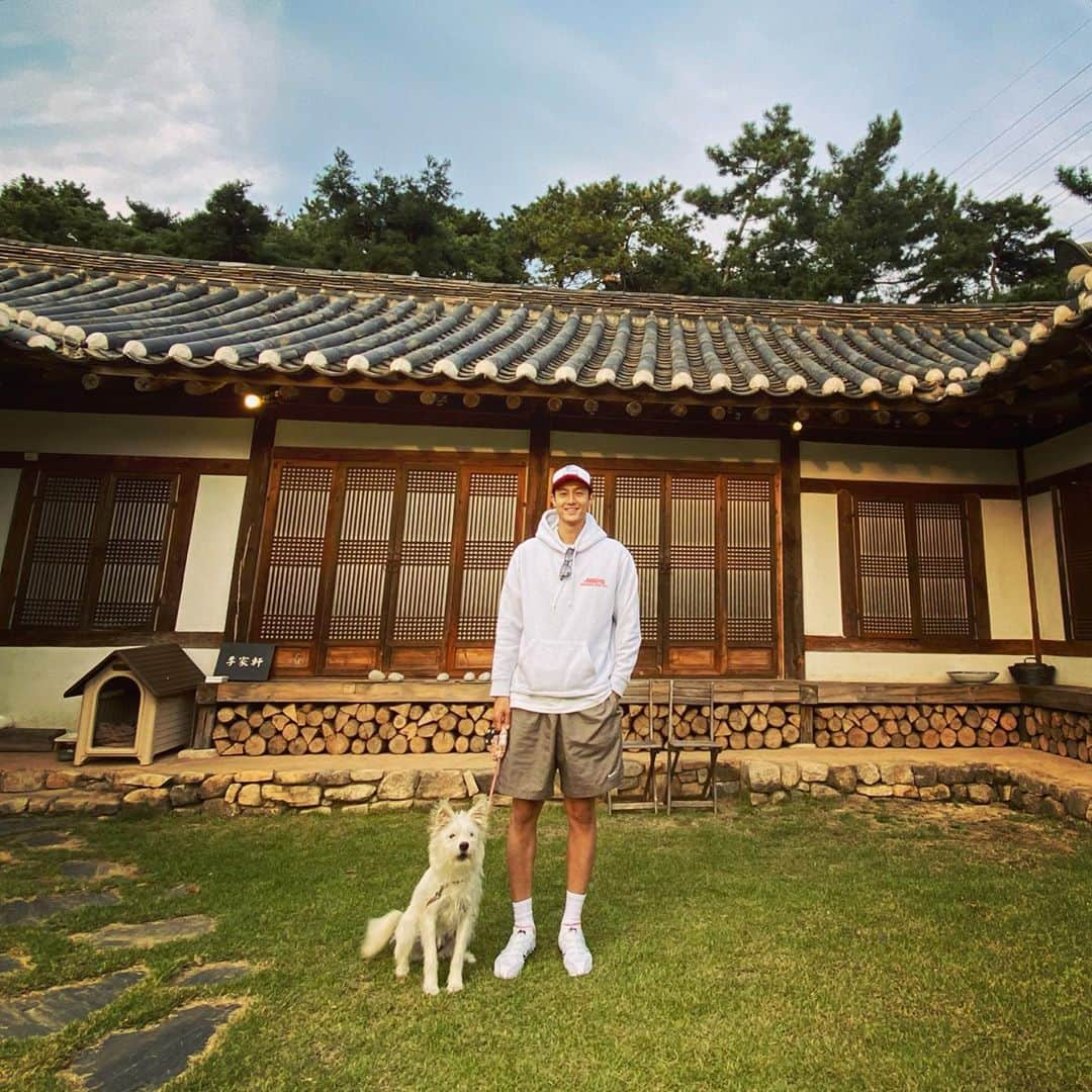 イ・ギウさんのインスタグラム写真 - (イ・ギウInstagram)「Monday vibe🐕 .. 즐거운  월요일~ 행복한 한주 되자구요!!! Ps. 유기견들에게 사랑을!! #한국의미 #koreanbeauty #기우리 #흰둥이힘내 #한옥카페 #👍🏼」10月26日 13時06分 - lee_kiwoo