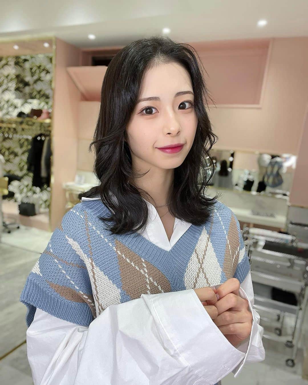 川崎ひかるのインスタグラム：「Newhair💖 . . オリーブ入れてもらいました♡ 前髪は伸ばし中🦖 . 今回もとっっても可愛くして頂きました♡ SHIMA GINZA SIXの大西さんはいつも天才です✨@leo__nishi ありがとうございます✨ . . . . #newhair #shima #暗髪 #オリーブカラー #オリーブ #前髪アレンジ #前髪カット #前髪なし #前髪かきあげ #前髪アレンジ #ミディアム #ミディアムヘア #ミディアムアレンジ #ミディアム巻 #韓国ヘア #韓国前髪 #秋メイク #アイドル #われプワ」