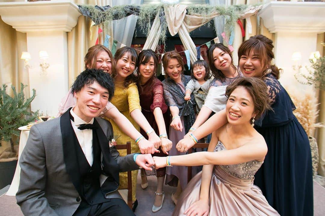 富山結婚式 ヴィラグランディス富山のインスタグラム：「, , , おそろいのリストバンド🌈 , フェスみたいなwedding🙌🏼💗 #オリジナルウェディング  , , , , , , , #ヴィラグランディス富山 他の写真も気になる方はプロフィールから 公式HPをご覧下さい▶︎▶︎▶︎」