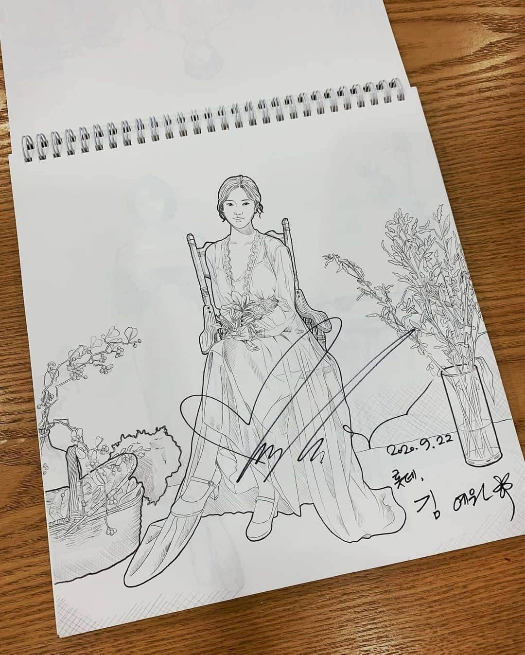 キム・イェウォンさんのインスタグラム写真 - (キム・イェウォンInstagram)「원떼의 드로잉 :) ✍🏻💗 (첫번째 그림이 원떼의 드로잉이에요 :) #베르테르 #드로잉북」10月26日 13時01分 - __kimyewon