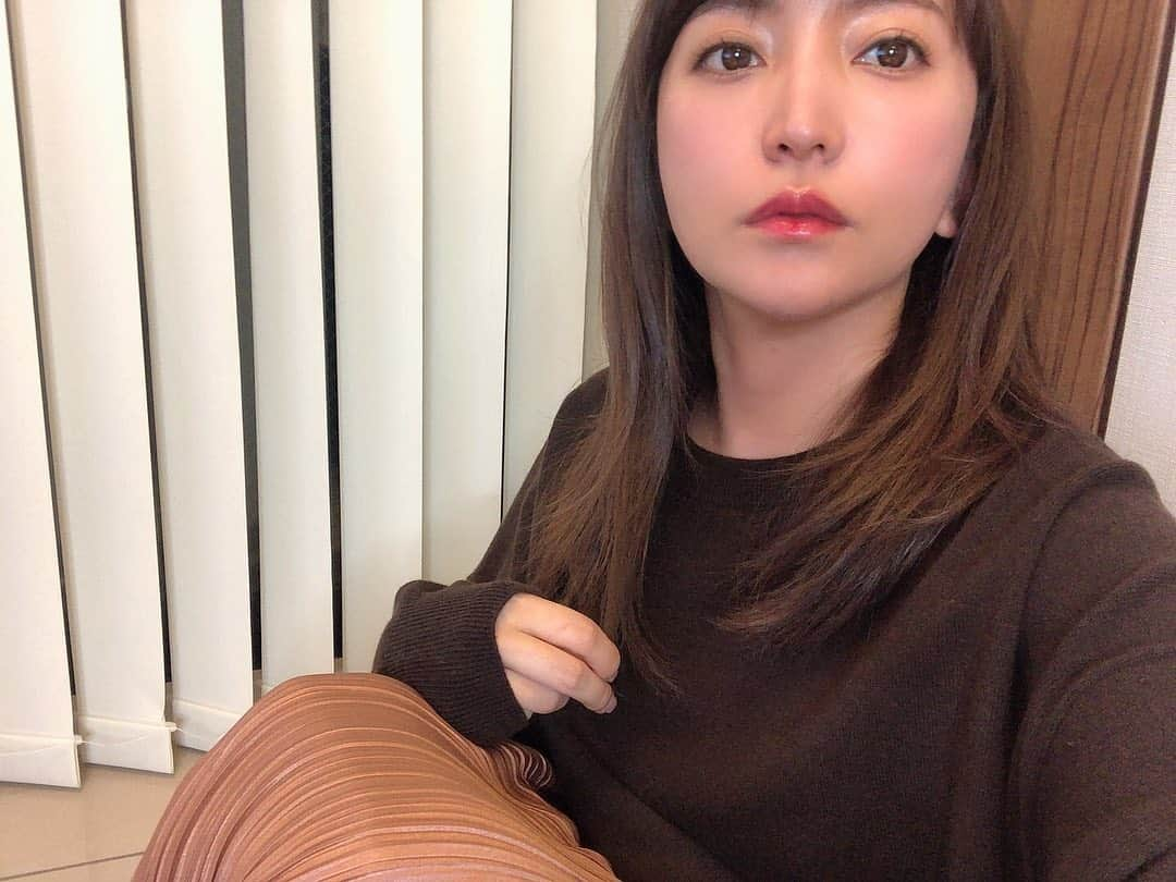 加藤綾菜さんのインスタグラム写真 - (加藤綾菜Instagram)「髪伸びたな〜💇‍♀️ @allyssuke1216 のケアのおかげだ❣️ 最近、茶色が好き✨ カトちゃんは、ごぼう色って言っとる❣️ ラクダ色とか、ごぼう色とか子供みたいじゃなぁ🥰」10月26日 13時03分 - katoayana0412