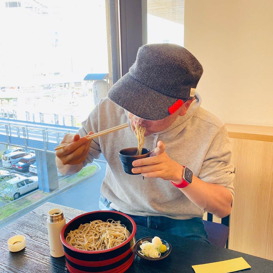 佐藤尚之さんのインスタグラム写真 - (佐藤尚之Instagram)「かつお出汁がNGなので、蕎麦つゆもNGで、アニサキスアレルギーになってから2年半、蕎麦屋に来れなかったのだけど。  しいたけ出汁の美味しいのをクラファンで手に入れ、小さいマイボトルに入れて持ち歩き、ついにこの日が！  お店（長野駅ビル「草笛」さん）に事情を説明したら快諾してくれ、空の蕎麦猪口を。  ということで、2年半ぶりに蕎麦屋でもり蕎麦！  ・・・いやあああ、美味い。美味すぎる！  泣ける！ 蕎麦湯にも泣ける！ 全部泣ける！  しあわせだなあ。。。一度不自由になると、幸せ感性が増すね。」10月26日 13時16分 - satonao310