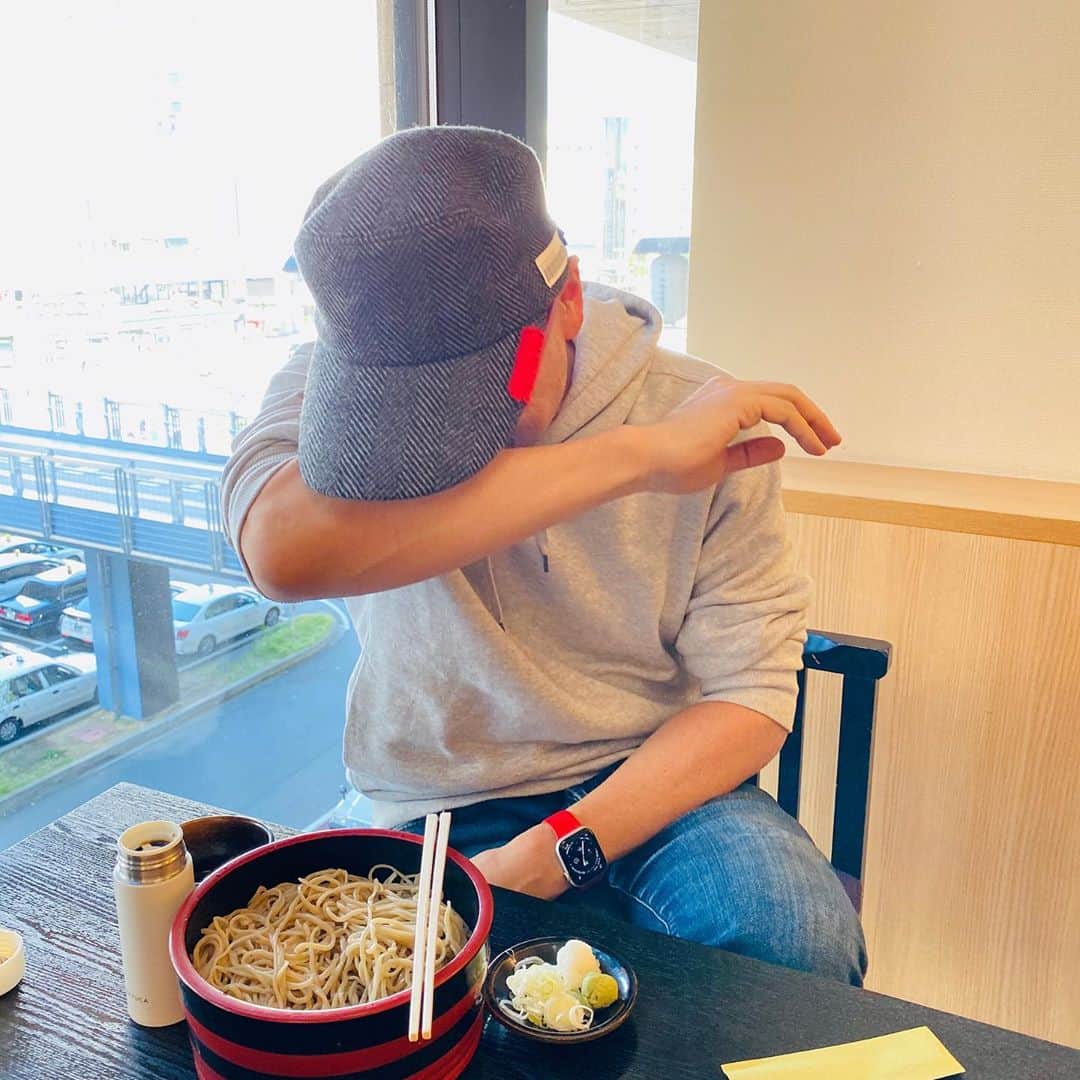 佐藤尚之さんのインスタグラム写真 - (佐藤尚之Instagram)「かつお出汁がNGなので、蕎麦つゆもNGで、アニサキスアレルギーになってから2年半、蕎麦屋に来れなかったのだけど。  しいたけ出汁の美味しいのをクラファンで手に入れ、小さいマイボトルに入れて持ち歩き、ついにこの日が！  お店（長野駅ビル「草笛」さん）に事情を説明したら快諾してくれ、空の蕎麦猪口を。  ということで、2年半ぶりに蕎麦屋でもり蕎麦！  ・・・いやあああ、美味い。美味すぎる！  泣ける！ 蕎麦湯にも泣ける！ 全部泣ける！  しあわせだなあ。。。一度不自由になると、幸せ感性が増すね。」10月26日 13時16分 - satonao310