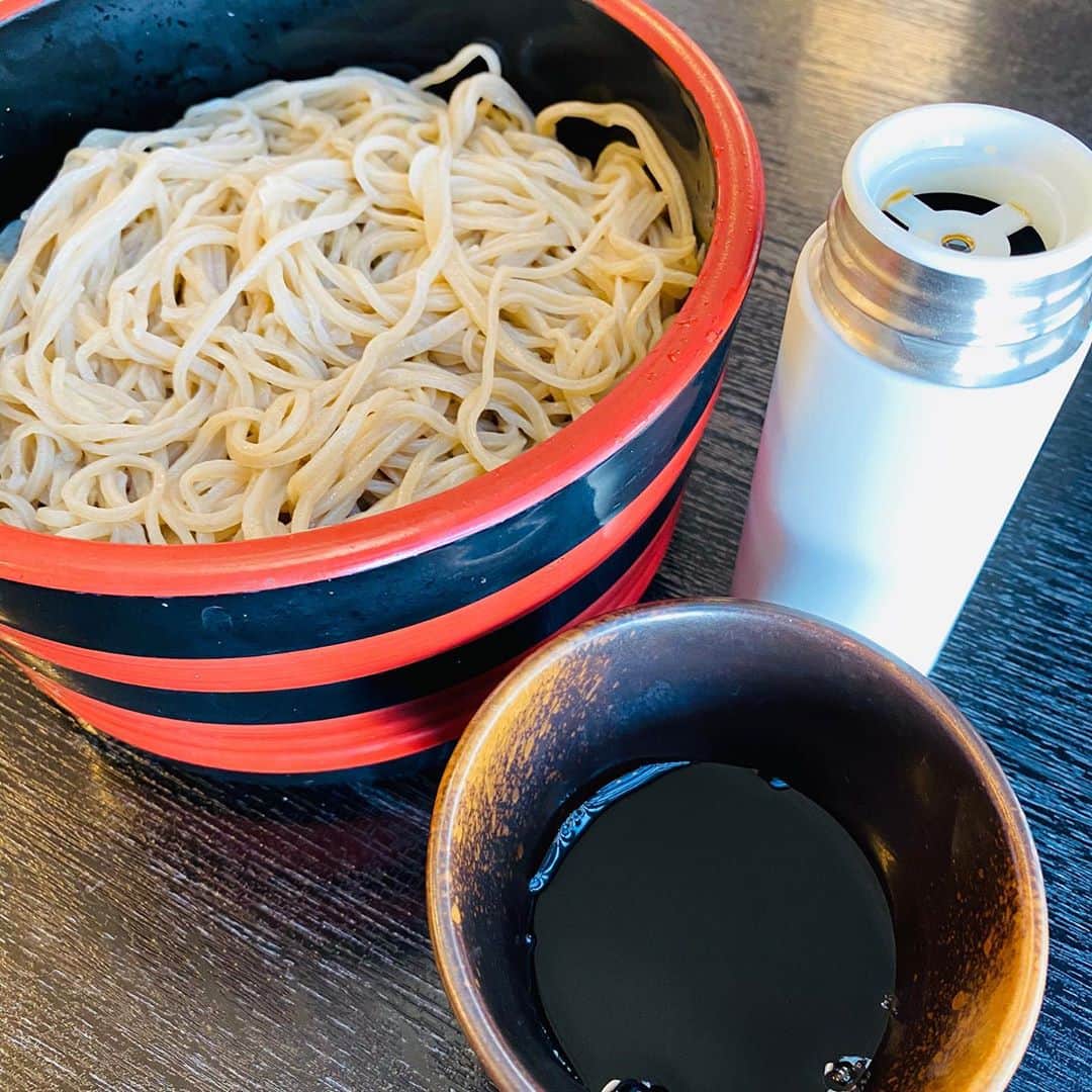 佐藤尚之さんのインスタグラム写真 - (佐藤尚之Instagram)「かつお出汁がNGなので、蕎麦つゆもNGで、アニサキスアレルギーになってから2年半、蕎麦屋に来れなかったのだけど。  しいたけ出汁の美味しいのをクラファンで手に入れ、小さいマイボトルに入れて持ち歩き、ついにこの日が！  お店（長野駅ビル「草笛」さん）に事情を説明したら快諾してくれ、空の蕎麦猪口を。  ということで、2年半ぶりに蕎麦屋でもり蕎麦！  ・・・いやあああ、美味い。美味すぎる！  泣ける！ 蕎麦湯にも泣ける！ 全部泣ける！  しあわせだなあ。。。一度不自由になると、幸せ感性が増すね。」10月26日 13時16分 - satonao310