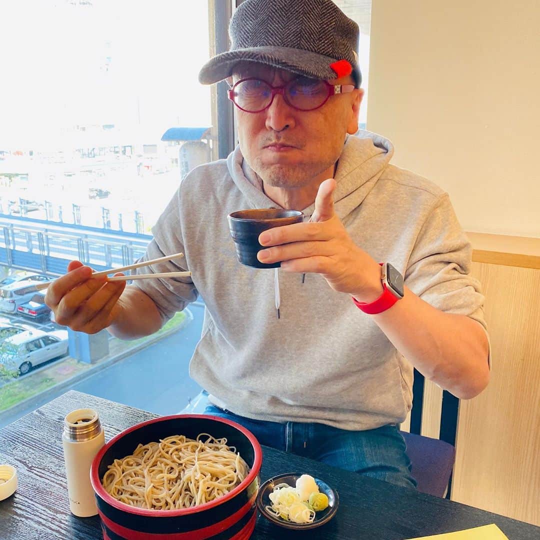 佐藤尚之さんのインスタグラム写真 - (佐藤尚之Instagram)「かつお出汁がNGなので、蕎麦つゆもNGで、アニサキスアレルギーになってから2年半、蕎麦屋に来れなかったのだけど。  しいたけ出汁の美味しいのをクラファンで手に入れ、小さいマイボトルに入れて持ち歩き、ついにこの日が！  お店（長野駅ビル「草笛」さん）に事情を説明したら快諾してくれ、空の蕎麦猪口を。  ということで、2年半ぶりに蕎麦屋でもり蕎麦！  ・・・いやあああ、美味い。美味すぎる！  泣ける！ 蕎麦湯にも泣ける！ 全部泣ける！  しあわせだなあ。。。一度不自由になると、幸せ感性が増すね。」10月26日 13時16分 - satonao310