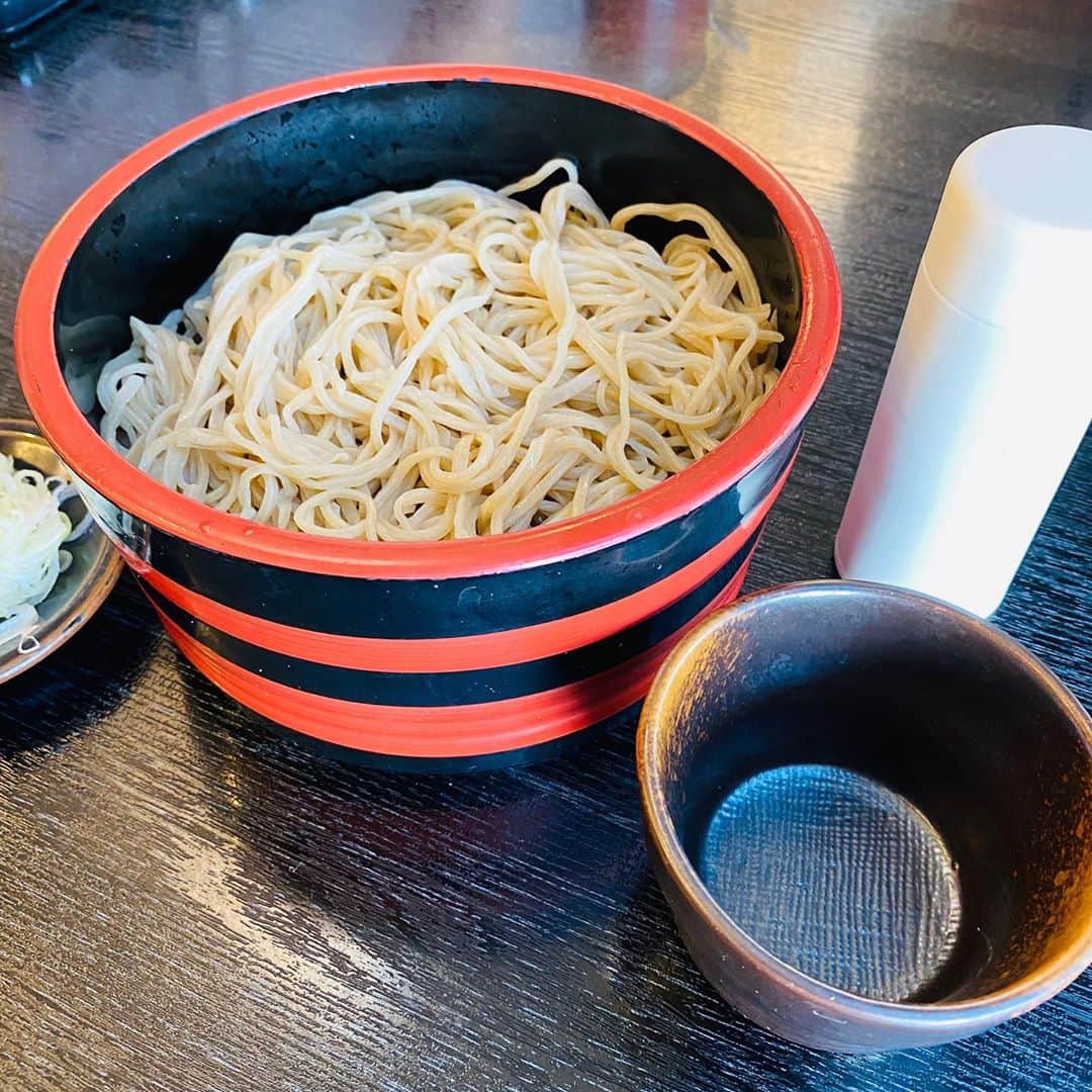 佐藤尚之さんのインスタグラム写真 - (佐藤尚之Instagram)「かつお出汁がNGなので、蕎麦つゆもNGで、アニサキスアレルギーになってから2年半、蕎麦屋に来れなかったのだけど。  しいたけ出汁の美味しいのをクラファンで手に入れ、小さいマイボトルに入れて持ち歩き、ついにこの日が！  お店（長野駅ビル「草笛」さん）に事情を説明したら快諾してくれ、空の蕎麦猪口を。  ということで、2年半ぶりに蕎麦屋でもり蕎麦！  ・・・いやあああ、美味い。美味すぎる！  泣ける！ 蕎麦湯にも泣ける！ 全部泣ける！  しあわせだなあ。。。一度不自由になると、幸せ感性が増すね。」10月26日 13時16分 - satonao310