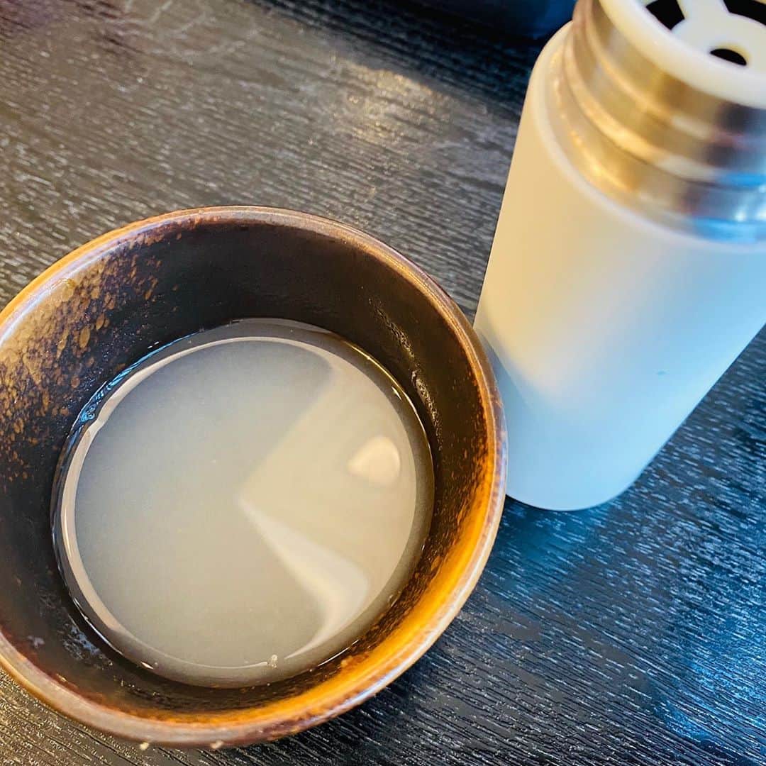 佐藤尚之さんのインスタグラム写真 - (佐藤尚之Instagram)「かつお出汁がNGなので、蕎麦つゆもNGで、アニサキスアレルギーになってから2年半、蕎麦屋に来れなかったのだけど。  しいたけ出汁の美味しいのをクラファンで手に入れ、小さいマイボトルに入れて持ち歩き、ついにこの日が！  お店（長野駅ビル「草笛」さん）に事情を説明したら快諾してくれ、空の蕎麦猪口を。  ということで、2年半ぶりに蕎麦屋でもり蕎麦！  ・・・いやあああ、美味い。美味すぎる！  泣ける！ 蕎麦湯にも泣ける！ 全部泣ける！  しあわせだなあ。。。一度不自由になると、幸せ感性が増すね。」10月26日 13時16分 - satonao310