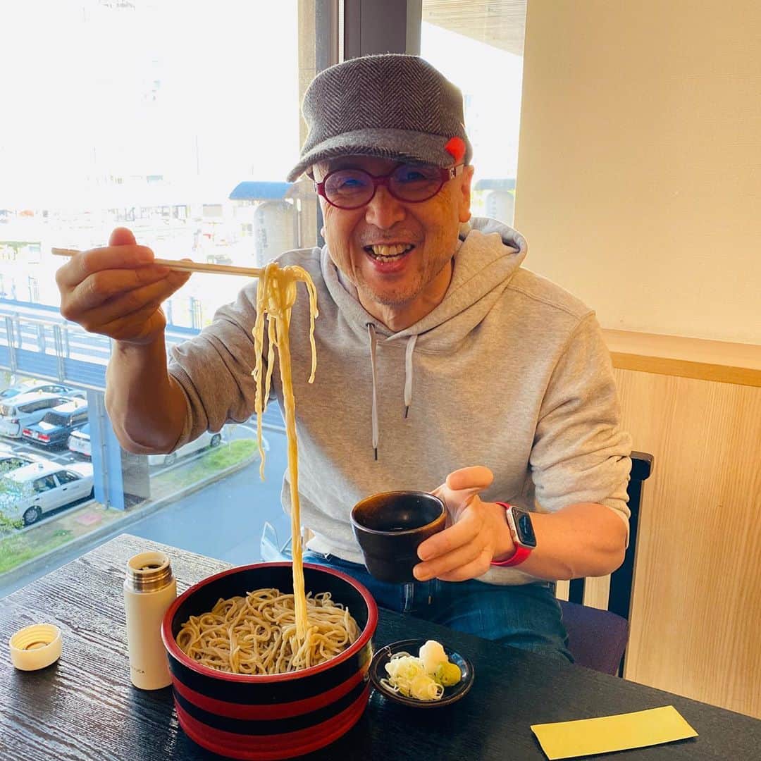 佐藤尚之のインスタグラム：「かつお出汁がNGなので、蕎麦つゆもNGで、アニサキスアレルギーになってから2年半、蕎麦屋に来れなかったのだけど。  しいたけ出汁の美味しいのをクラファンで手に入れ、小さいマイボトルに入れて持ち歩き、ついにこの日が！  お店（長野駅ビル「草笛」さん）に事情を説明したら快諾してくれ、空の蕎麦猪口を。  ということで、2年半ぶりに蕎麦屋でもり蕎麦！  ・・・いやあああ、美味い。美味すぎる！  泣ける！ 蕎麦湯にも泣ける！ 全部泣ける！  しあわせだなあ。。。一度不自由になると、幸せ感性が増すね。」