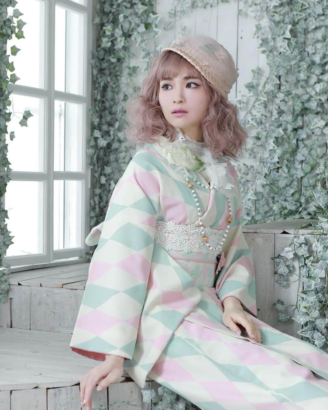 有川さとこのインスタグラム：「@prisilawig ✖️ @modern_hatoba  www.prisila.jp/  #prisila #プリシラ #ウィッグ #プリシラウィッグ #モダン波止場  #wig #prisilawig #着物 #アンティーク着物 #モダン着物 #着物コーディネート #オールウィッグ #フルウィッグ #ウェーブヘア #金髪ウェーブ #ピンクヘア #モダン #ゴシック #コーデ #ヘッドアクセ #外国人風カラー #ヘアスタイル #モデル #サロモ #フリーモデル #メイク #fashion #model #kimono #coordinate」