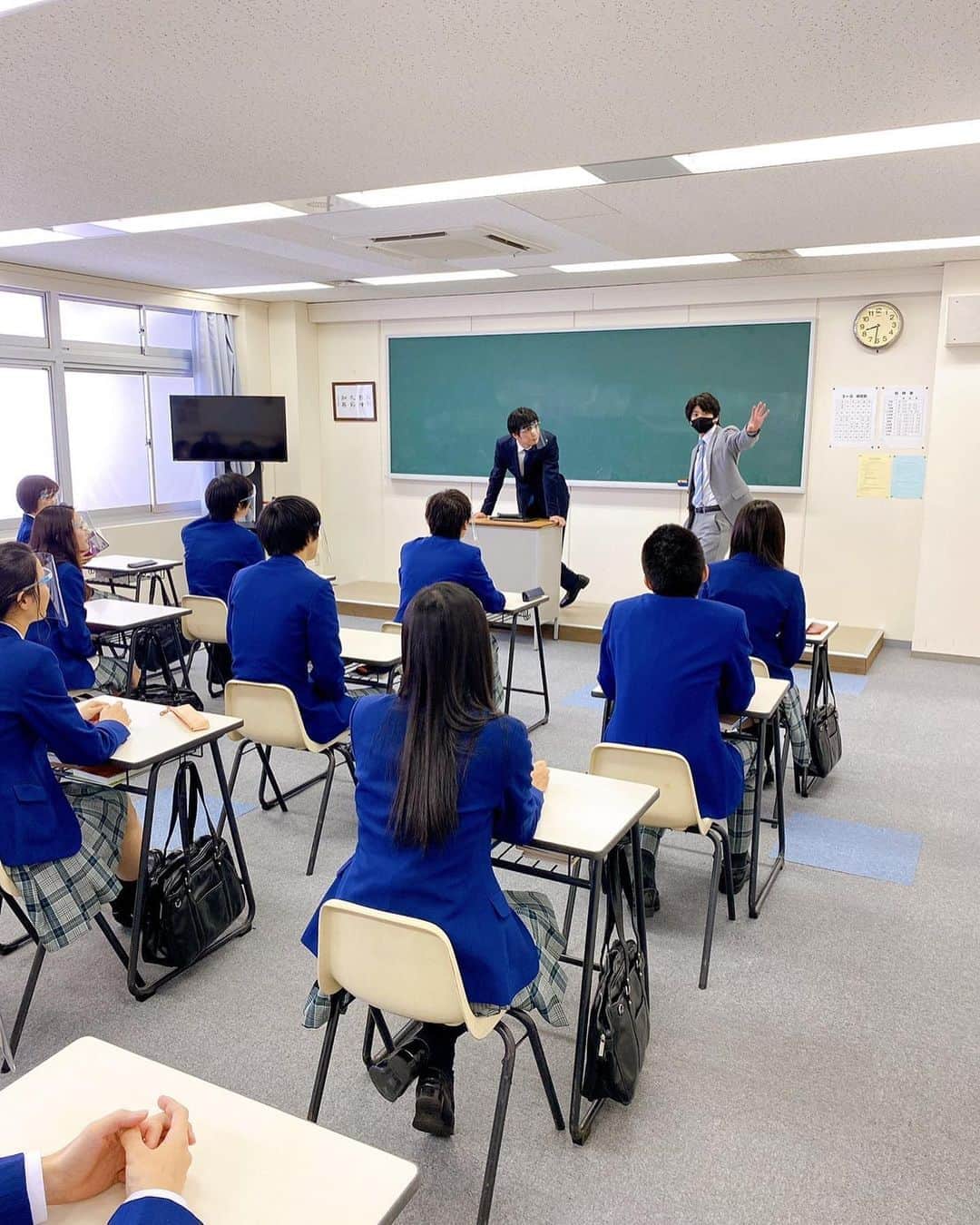 『先生を消す方程式。』テレビ朝日公式さんのインスタグラム写真 - (『先生を消す方程式。』テレビ朝日公式Instagram)「【授業風景…？】  #先生を消す方程式。 撮影の合間、教室の何気ない風景を📸  #田中圭 さん、#山田裕貴 さんの教師コンビが ３年D組生徒に向かって、授業中…？  ホームルームのような和やかな雰囲気です😚 一体どんなクラスになっていくのやら…  第１話は #10月31日よる11時 からです！  #せんけす」10月26日 13時18分 - senkesu5