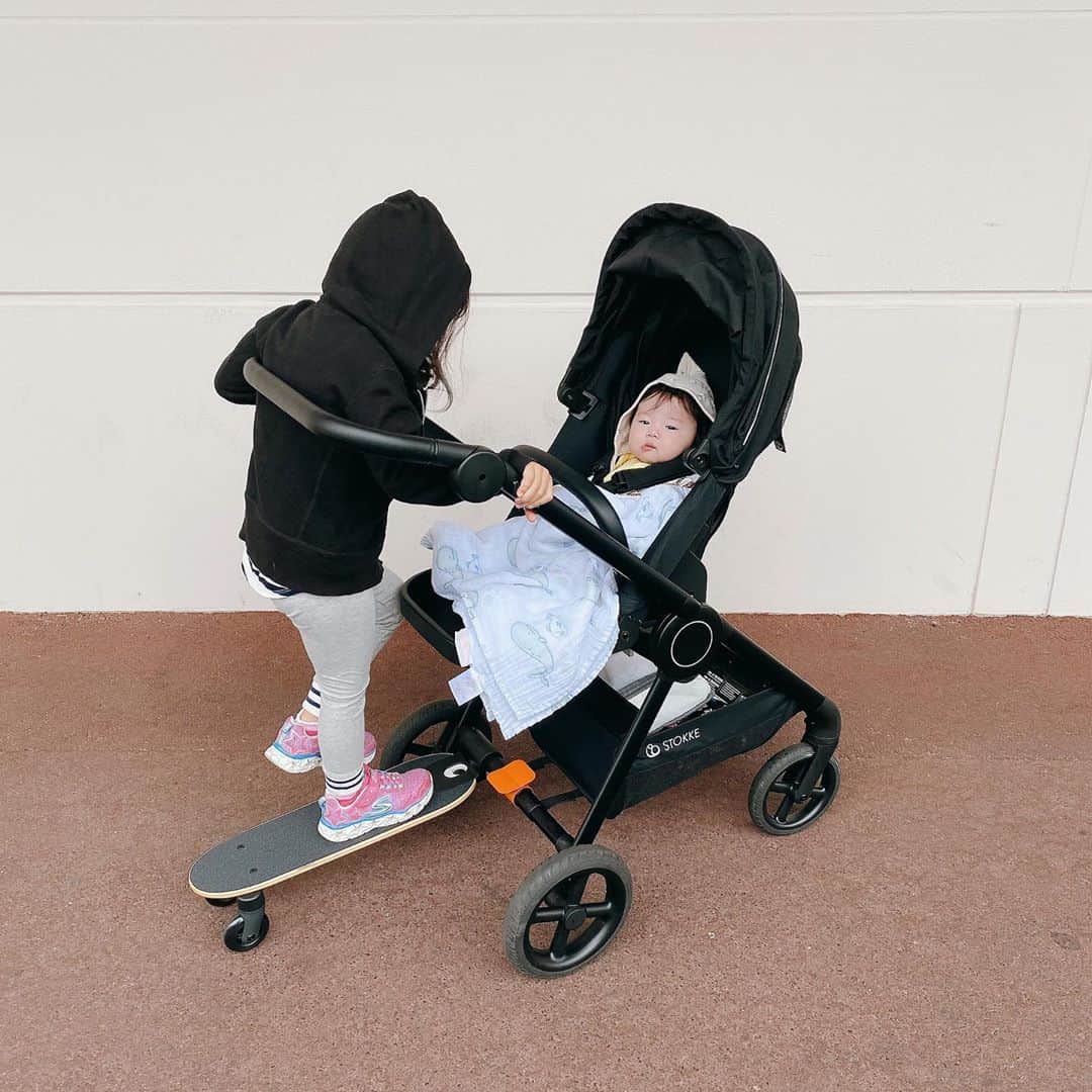 ena..*加藤 恵梨奈さんのインスタグラム写真 - (ena..*加藤 恵梨奈Instagram)「﻿ ﻿ ﻿ ﻿ ﻿ ストッケ ストローラー シブリングボードを装着すれば﻿ 赤ちゃんと一緒に大きなお子さまを﻿ 乗せることができ.グリップが頑丈で﻿ スケートボードのようなエキサイティングな﻿ アクセサリーに💃💕﻿ ストッケ ビートに簡単に装着でき﻿ 使用しない場合は大容量の防水性﻿ ショッピングバスケットに収納出来る👏🏻(優秀やわ)﻿ ストッケ ストローラー シブリングボードで﻿ 家族の距離がぐんと近くからみんなHAPPY👶🏻👧🏻♡﻿ ﻿ ┈┈┈┈┈┈┈┈┈┈┈┈┈┈┈┈﻿ ﻿ @stokkejapan のいいポイント👇🏻﻿ ︎︎︎︎☑︎タイヤの安定感﻿ ︎︎︎︎☑︎ハンドル操作が軽い﻿ ︎︎︎︎☑︎何よりもコンパクト﻿ ︎︎︎︎☑︎買い物袋もしっかり入るバスケット﻿ ︎︎︎︎☑︎ハイシートなので子供との距離が近い﻿ ︎︎︎︎☑︎デザインがかっこよく気分が上がる﻿ ﻿ ﻿ シブリングボードの特徴👇🏻﻿ ︎︎︎︎☑︎2歳頃から22 kg程度までのお子さま用にデザイン﻿ ︎︎︎︎☑︎遊び心のあるスケートボード型デザインと裏に楽しい模様。﻿ ︎︎︎︎☑︎親子で使いやすい設計。 ワンクリックで簡単に装着可能﻿ ﻿ ﻿ #STOKKE #ストッケ #ストッケビート #ビート #ストッケアンバサダー #ベビーカー #ストローラー #ママコーデ #baby #4ヶ月 #出産準備 #赤ちゃんのいる暮らし ﻿#きょうだい #姉妹 #シブリングボード #シブリング #スケートボード #スケボー ﻿ ﻿」10月26日 13時22分 - e_n_a_p_i