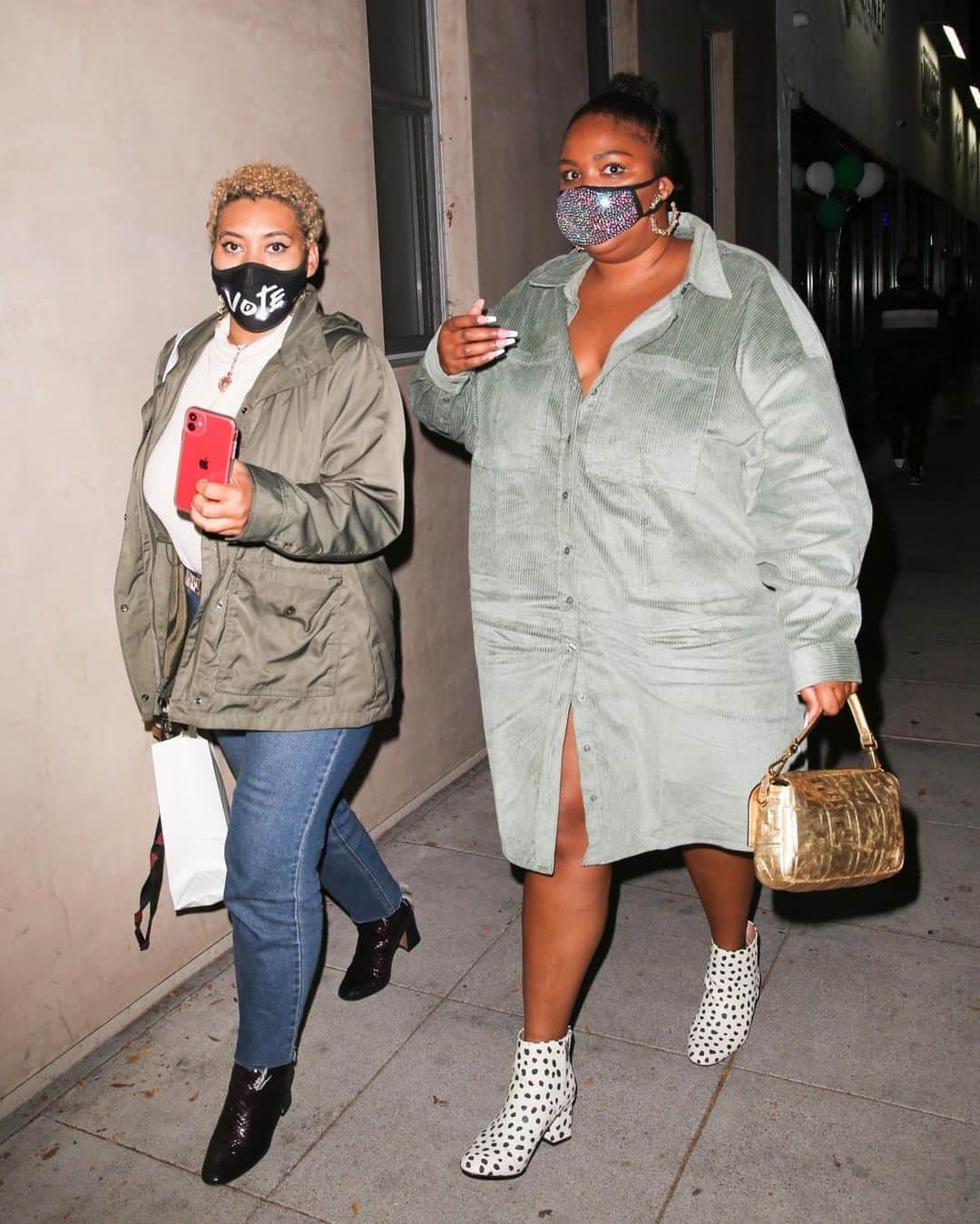 Just Jaredさんのインスタグラム写真 - (Just JaredInstagram)「@lizzobeeating enjoys a night out at dinner with pal DJ/producer Courtney Hollinquest! #Lizzo Photos: Backgrid」10月26日 13時25分 - justjared