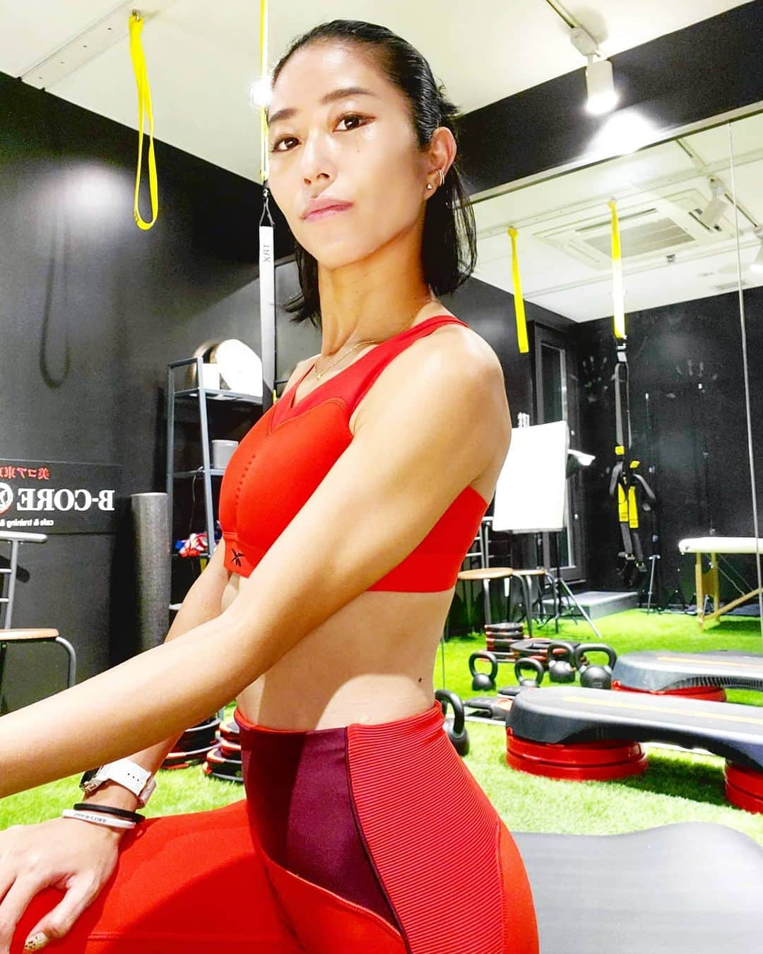 Erika Yamaguchiさんのインスタグラム写真 - (Erika YamaguchiInstagram)「【Reebokとのタイアップ企画がスタート！】  ReebokONEアンバサダー ニコラス・ペタスさん& 山口絵里加へのトレーニングについての質問なんでも受けます企画が今日からスタート致します！  気になるフィットネスに関する質問、習いたい部分痩せ等のトレーニング方法についてなどご質問をお寄せください。❤  後日、ご要望のプログラムを作ってオリジナル動画配信をやらせていただければと思います✨ 是非リーボック公式サイトで沢山のトレーニングアンケートお待ちしております😆  募集期限: 2020年11月2日(火)23:59  アンケート回答先は リーボック公式Instagram(ストーリー)からもできます　👇👇👇　 @reebokjp  又は、 上記ストーリーにアンケートURL載せてます😄  是非リーボック公式サイトへ、沢山のご質問お待ちしております🌠🌟🎊  #美コア#体力づくり#免疫#免疫力 #インストラクター #パーソナルトレーナー  #美コア#美コアオンライン#自宅トレーニング#Bcore #山口絵里加 #細く締める #パーソナルトレーナー  #fitnessinstractor #diet #ダイエット#体幹 #体温上昇 #youtuber#美コア東京スタジオ #トレーニング#ヨガ#ピラティス #美コア東京スタジオ#Reebok #オンライントレーニング #ミスコン#サーフィン女子」10月26日 13時26分 - erika__yamaguchi