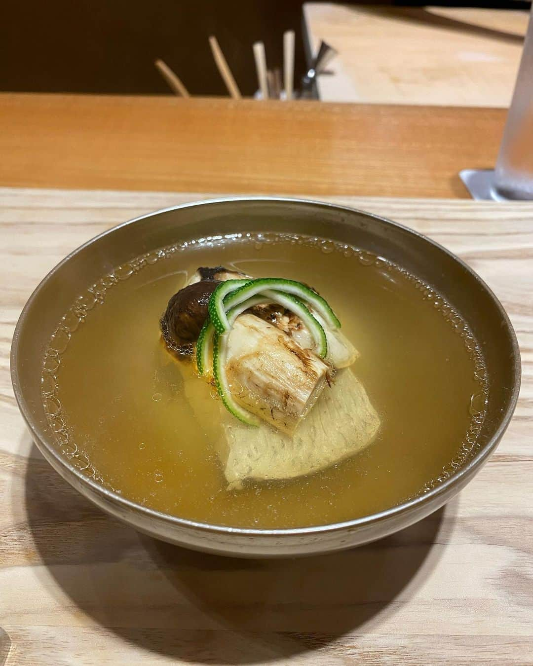 YU-RIさんのインスタグラム写真 - (YU-RIInstagram)「食べログっぽい投稿🍽 少し前に行った京都ごはん💓 祇園のきださん🧚‍♀️  ミシュラン⭐ ▶️食べログ3.86 TOP1000✨  美味しかった〜♡ きださんもとても面白い人で✨ ホスピタリティがすごい💕  鮑のフリットと鱧ユッケが 絶品でした‧⁺◟( ᵒ̴̶̷̥́ ·̫ ᵒ̴̶̷̣̥̀ )♡♡   #関西 #祇園 #京都 #祇園きだ #割烹 #懐石料理 #グルメ #祇園グルメ #京都グルメ #グルメ好きな人と繋がりたい #グルメスタグラム #グルメ女子 #食べログ高評価 #食べログ3点5以上 #ミシュラン一つ星 #京都ごはん #あわび #鱧 #鮑 #松茸 #雲丹 #いくら #キャビア #穴子 #戻り鰹 #鮎 #夏懐石 #ふかひれ #秋の味覚」10月26日 13時27分 - yu_uri.12