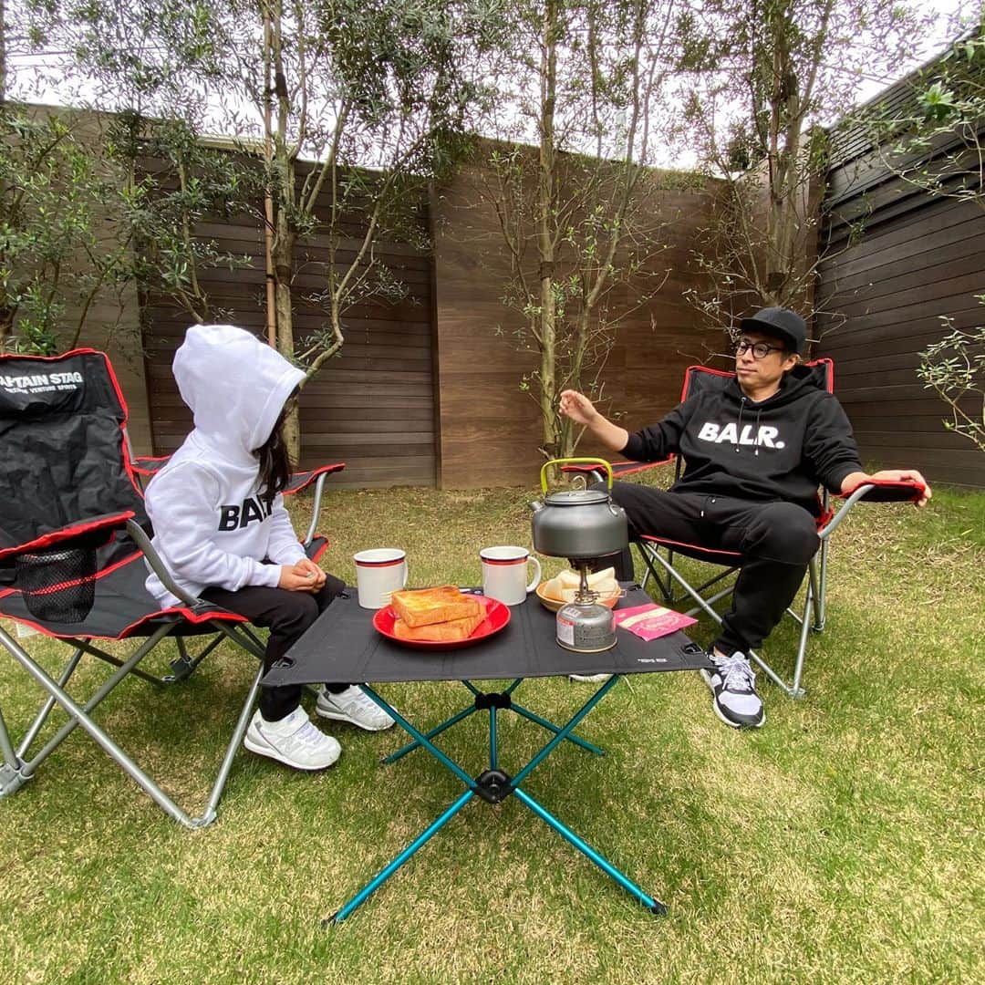 田村淳のインスタグラム：「私もパパみたいにキャンプしたいというので…庭でキャンプしました。(簡易的な) お茶沸かして、梨剥いて、食パン食べただけなのに娘は満足そうでした^_^  いつの日か娘と2人でキャンプしてみたいなぁ…  #BALR」